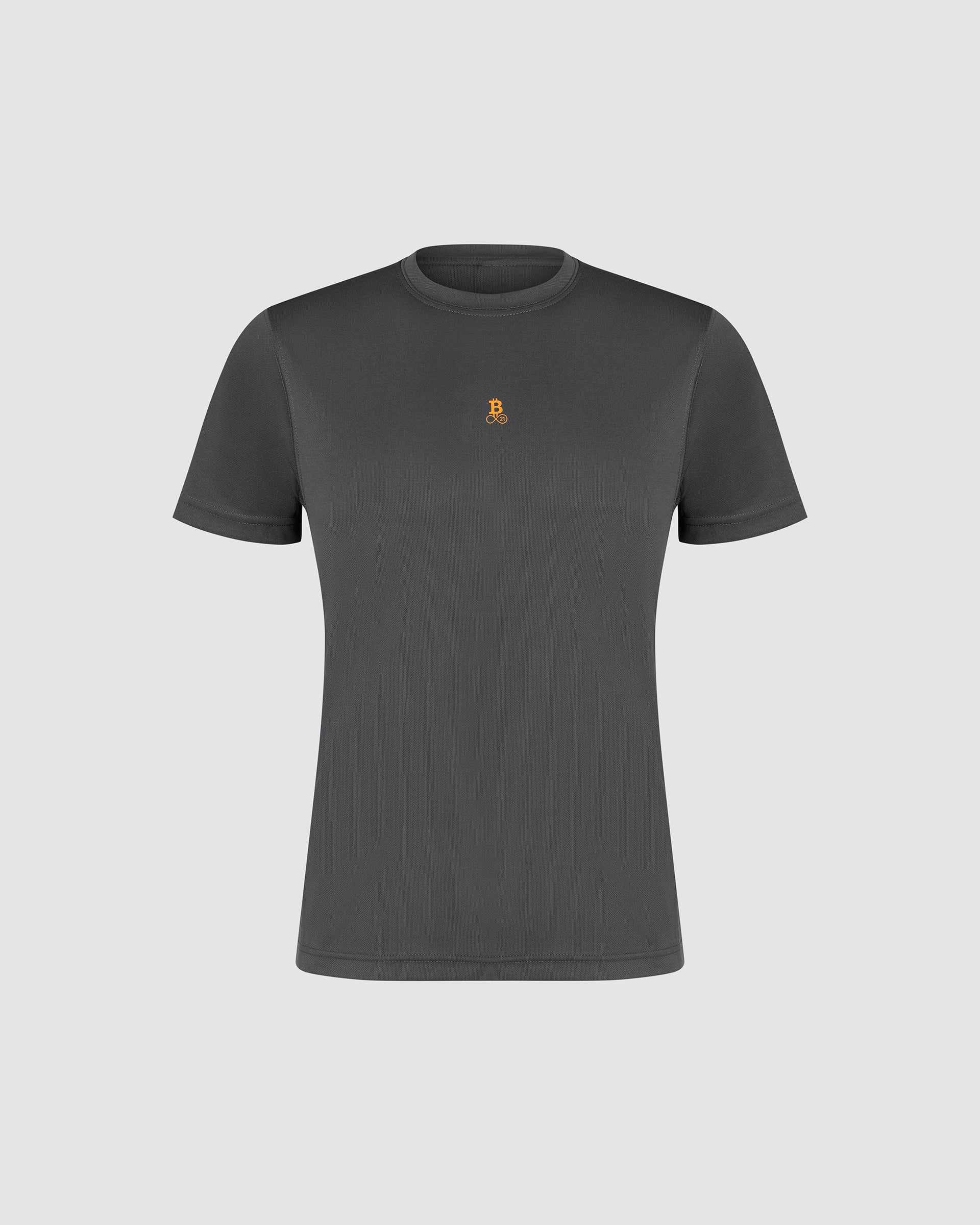 Bitcoin Sportshirt grau für Herren mit gesticktem orangefarbenen Bitcoin21 Logo auf der Brust, atmungsaktives Funktionsshirt freigestellt vor hellem Hintergrund