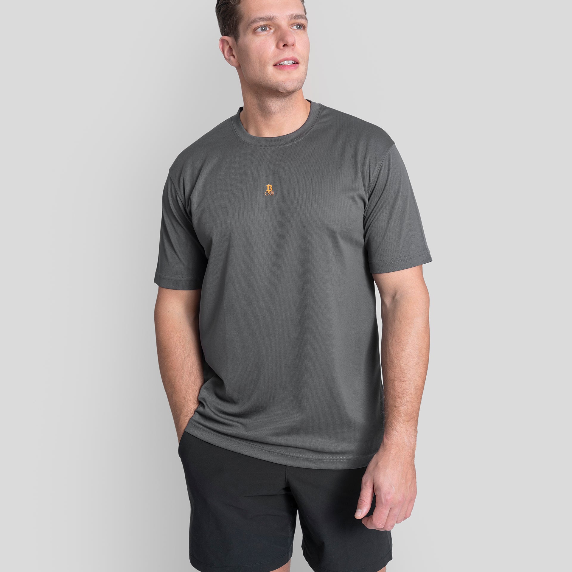 Mann trägt das Bitcoin Sportshirt - Running Bitcoin in grau, ideal für Sport und aktive Freizeit.