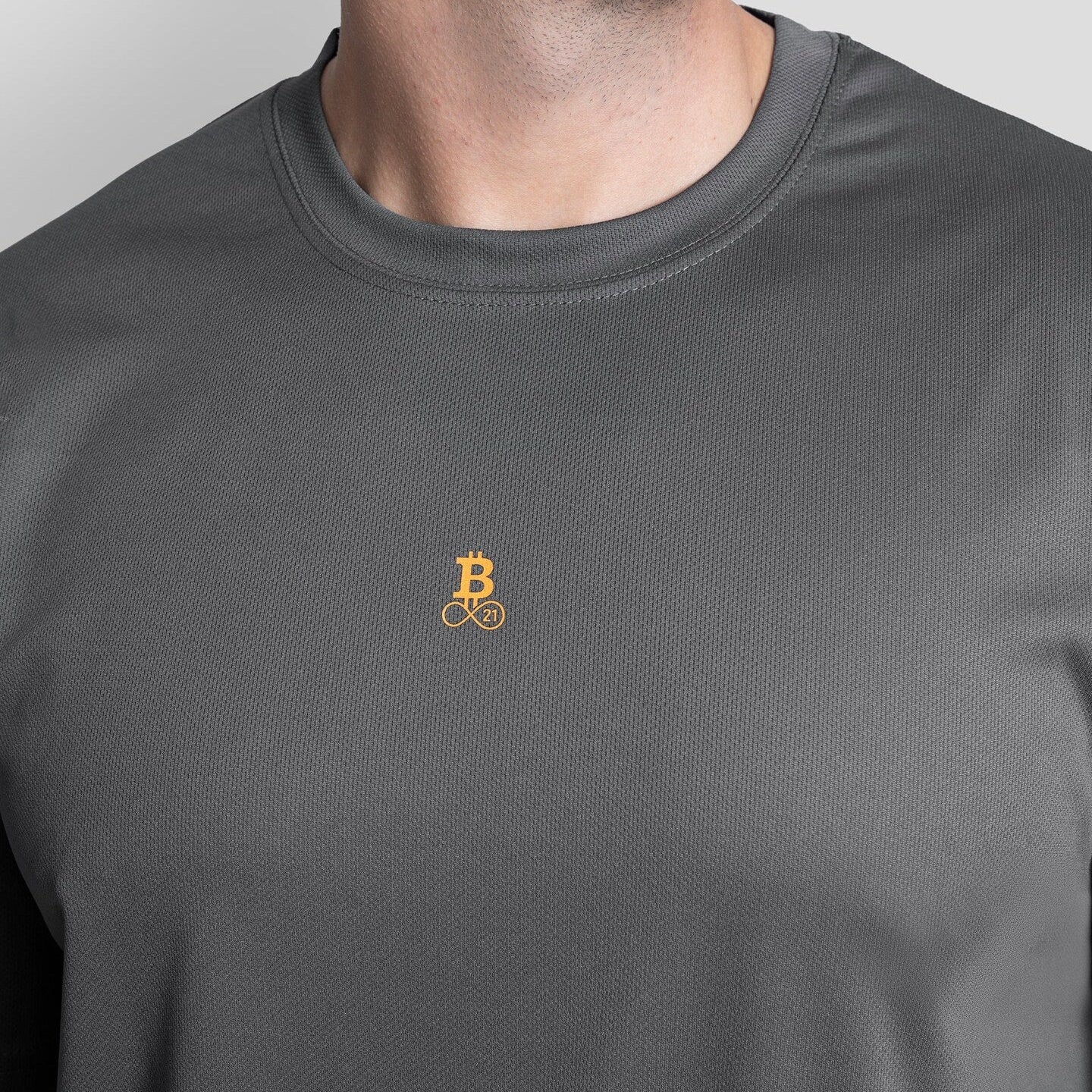 Bitcoin Sportshirt dunkelgrau mit UV40+ Schutz und orangefarbenem Proof of Work Print