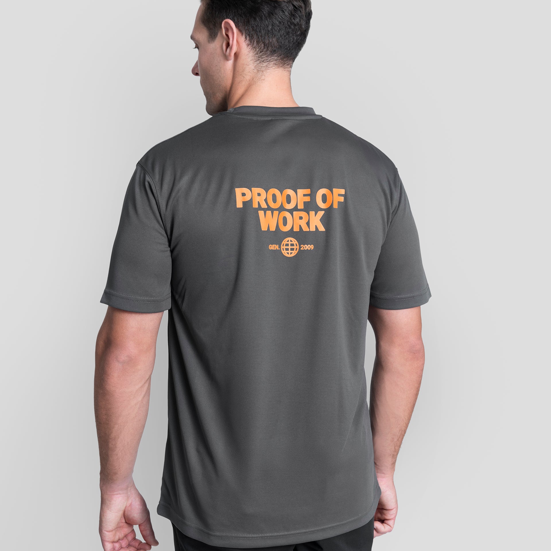 Maglia sportiva Bitcoin grigio da uomo con grande stampa arancione Proof of Work sulla schiena, maglia tecnica traspirante sul modello di spalle