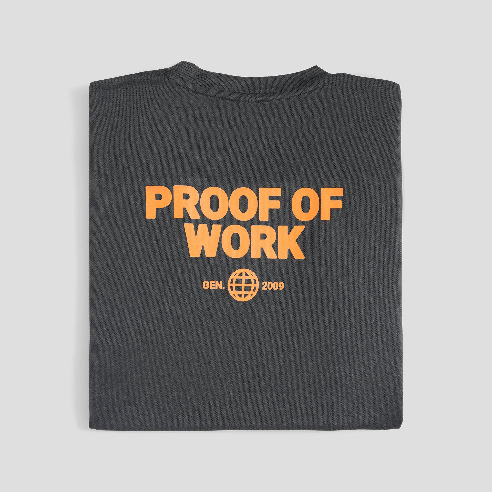 Maglia sportiva Bitcoin grigio da uomo con grande stampa arancione Proof of Work sulla schiena, maglia tecnica piegata su fondo chiaro