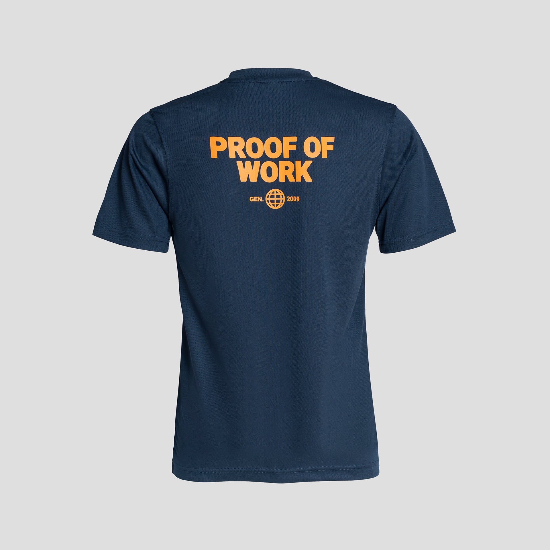 Bitcoin Sportshirt blau für Herren mit großem orangefarbenen Proof of Work Rückenprint, atmungsaktives Funktionsshirt freigestellt vor hellem Hintergrund