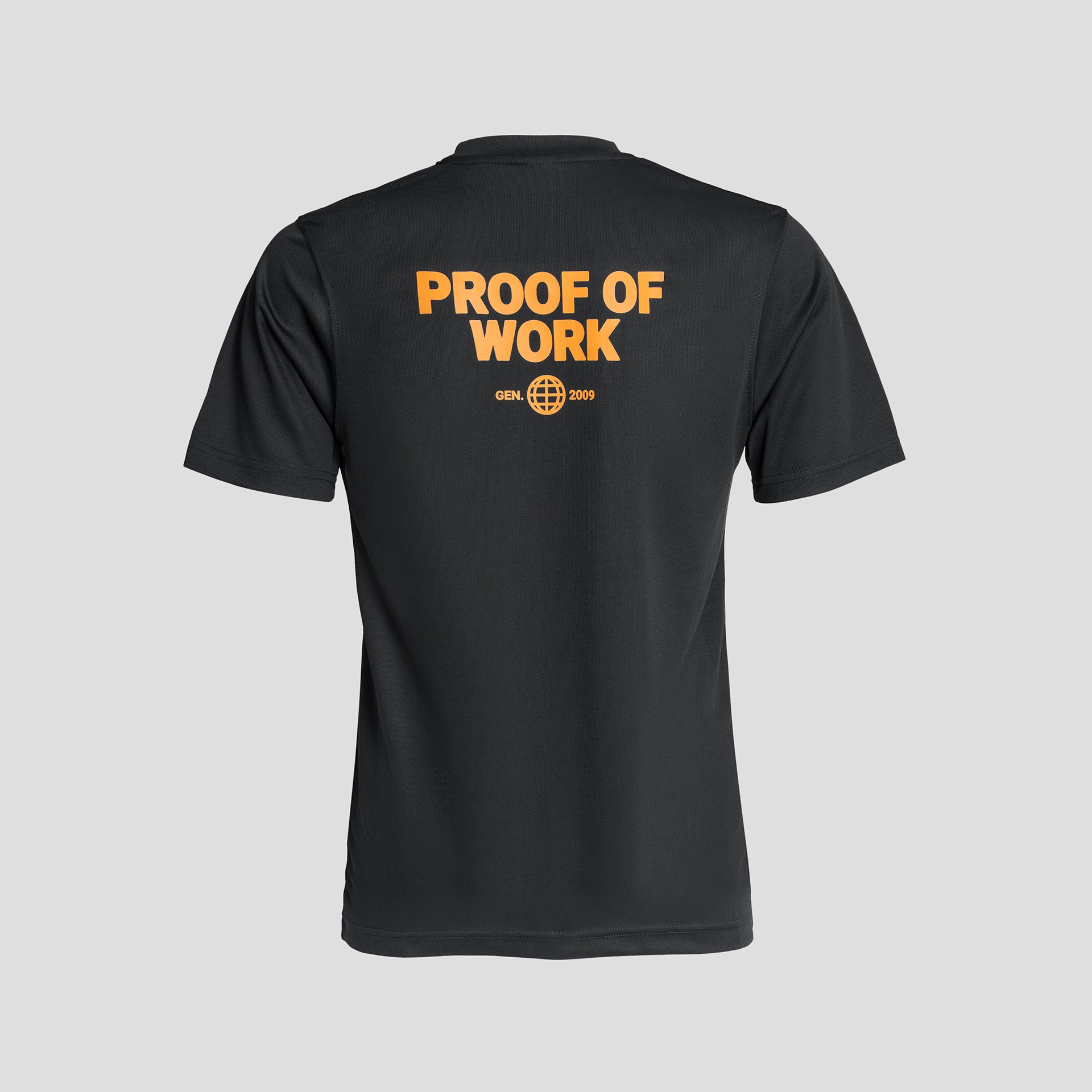 Bitcoin Sportshirt schwarz für Herren mit großem orangefarbenen Proof of Work Rückenprint, atmungsaktives Funktionsshirt freigestellt vor hellem Hintergrund