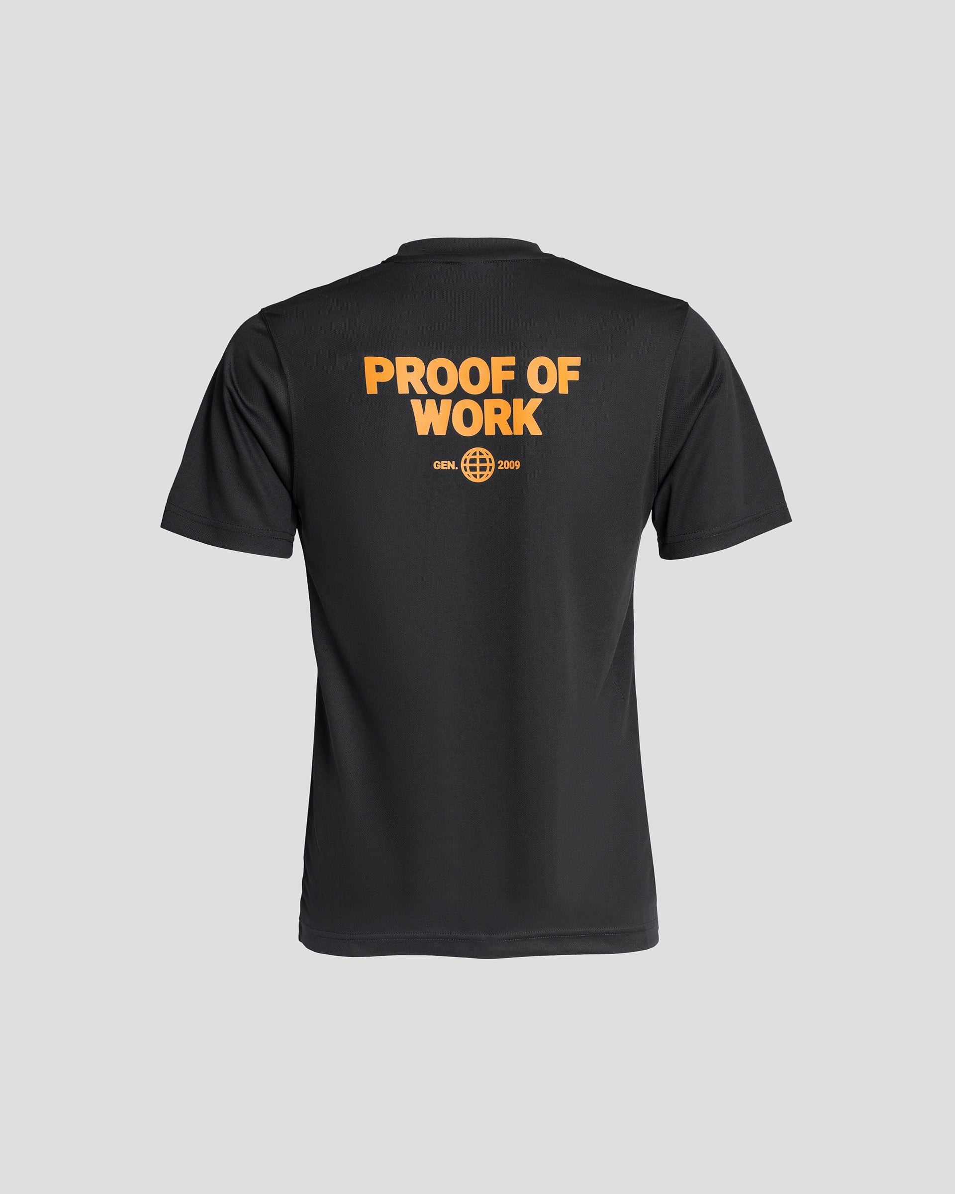 Bitcoin Sportshirt schwarz für Herren mit großem orangefarbenen Proof of Work Rückenprint, atmungsaktives Funktionsshirt freigestellt vor hellem Hintergrund