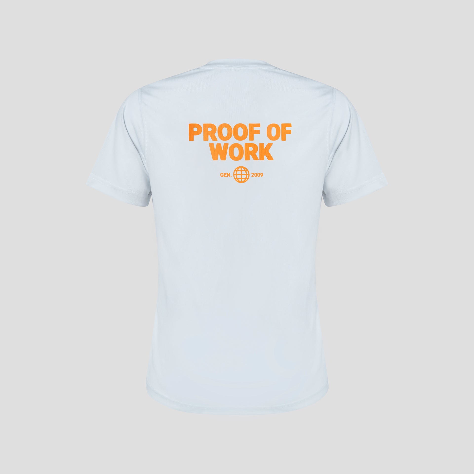 Bitcoin Sportshirt weiß für Herren mit großem orangefarbenen Proof of Work Rückenprint, atmungsaktives Funktionsshirt freigestellt vor hellem Hintergrund