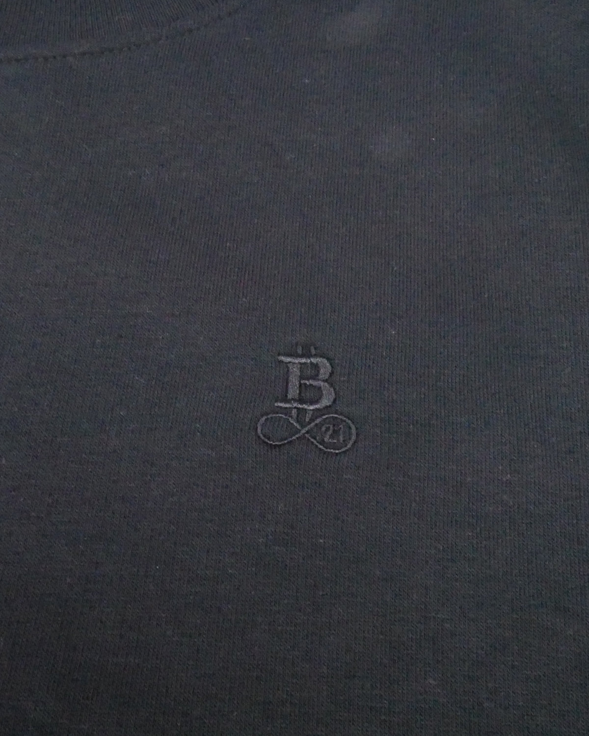 Bitcoin Sweatshirt Privacy in Black, close-up of the tone-on-tone embroidered Bitcoin21 logo
