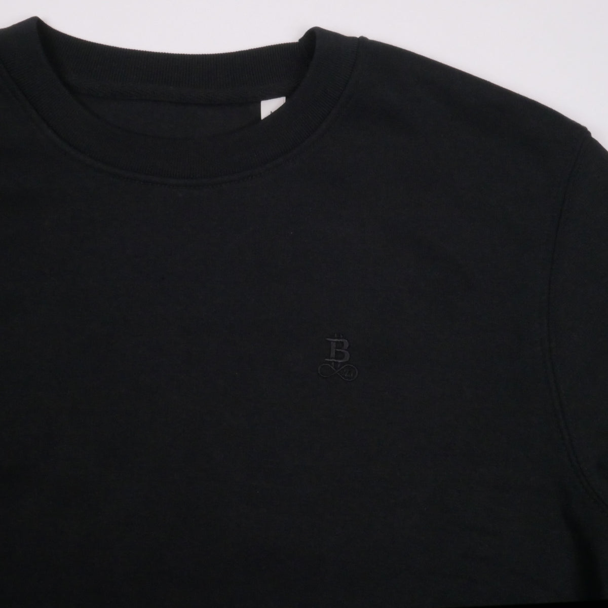 Bitcoin Sweatshirt Privacy in Schwarz, Detail von Kragen und Schulter