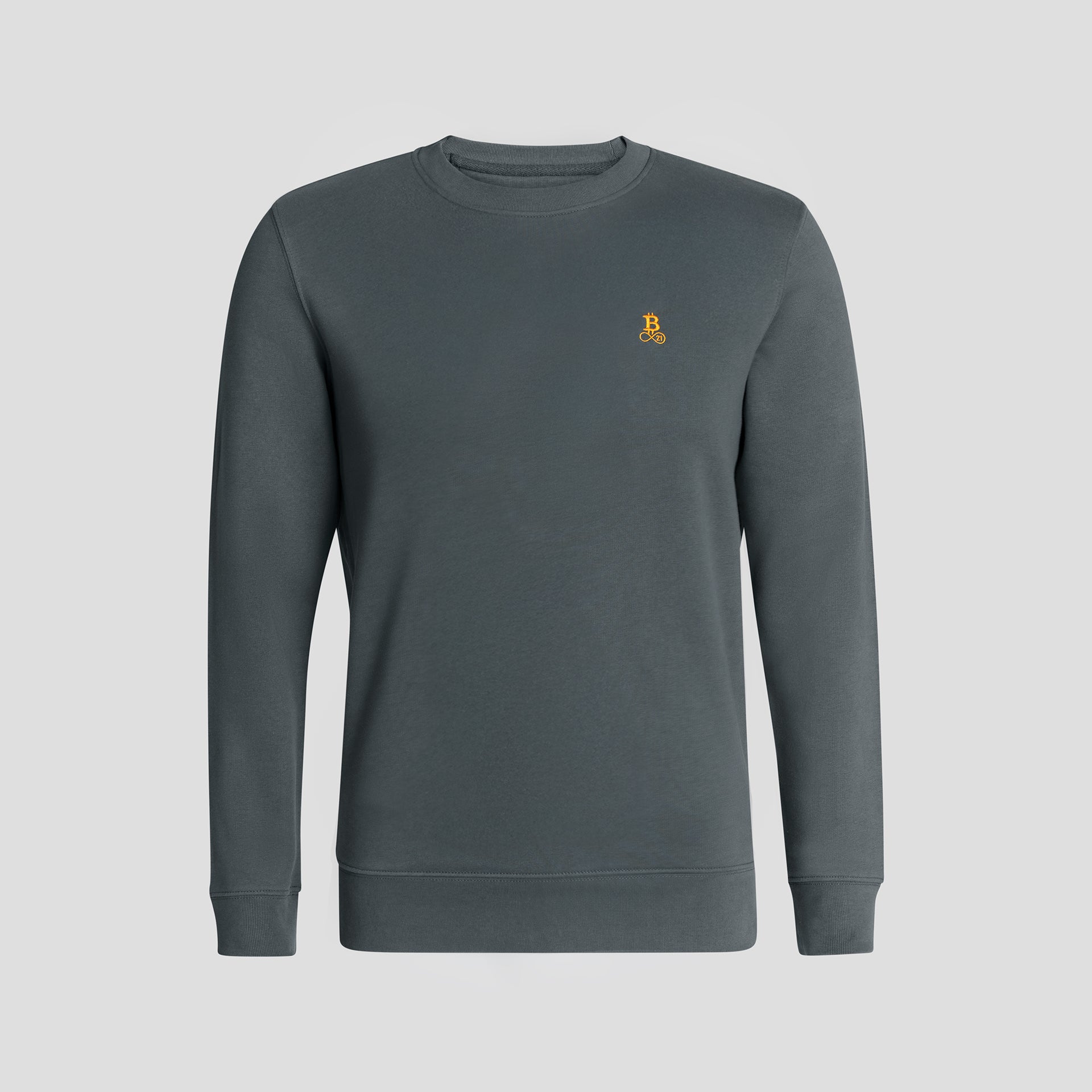 Bitcoin Sweatshirt dunkelgrau für Herren aus schwerem Bio Baumwollmix mit orangefarbenem Bitcoin21 Logo, moderner Rundhals Sweater freigestellt vor hellem Hintergrund