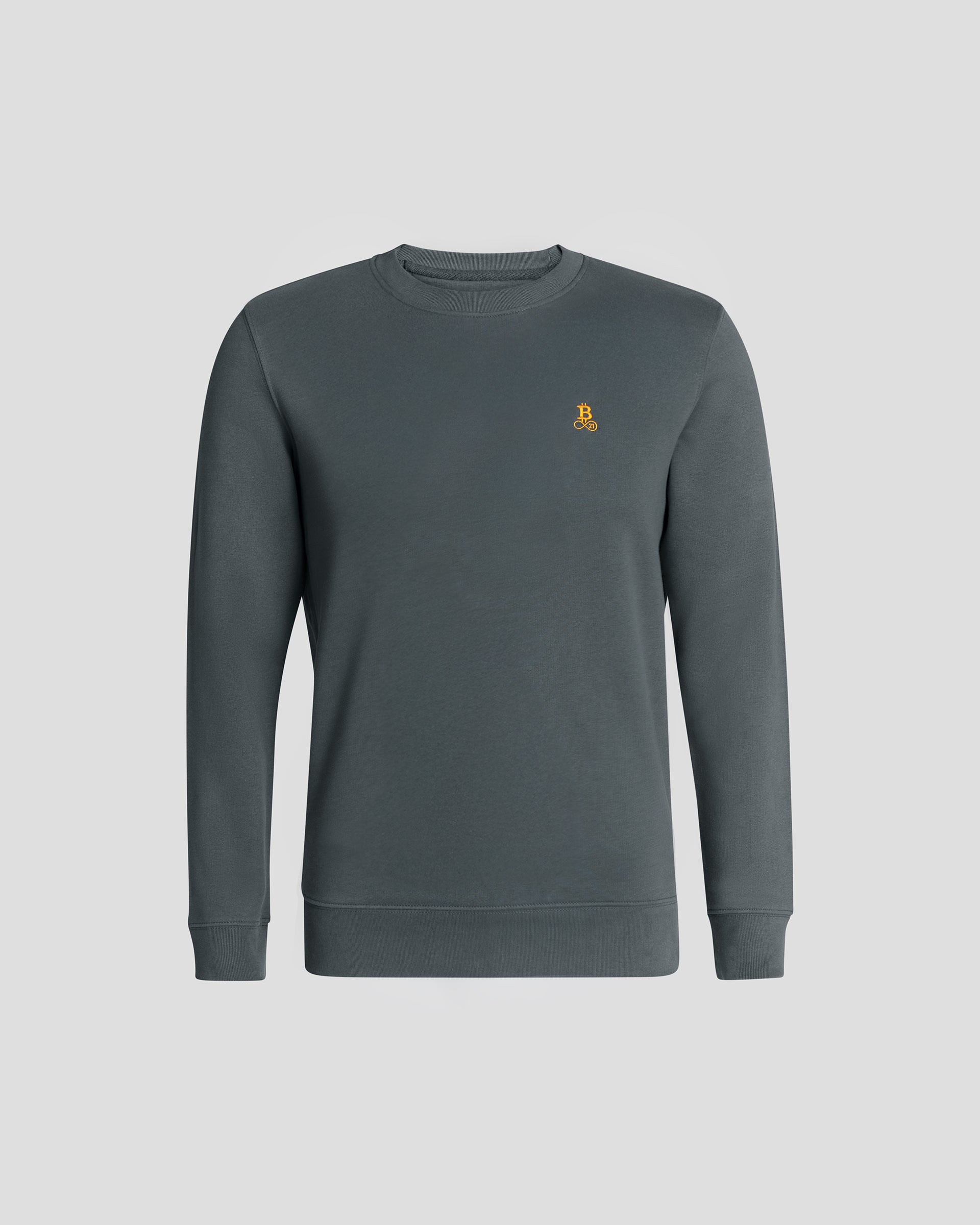 Bitcoin Sweatshirt dunkelgrau für Herren aus schwerem Bio Baumwollmix mit orangefarbenem Bitcoin21 Logo, moderner Rundhals Sweater freigestellt vor hellem Hintergrund