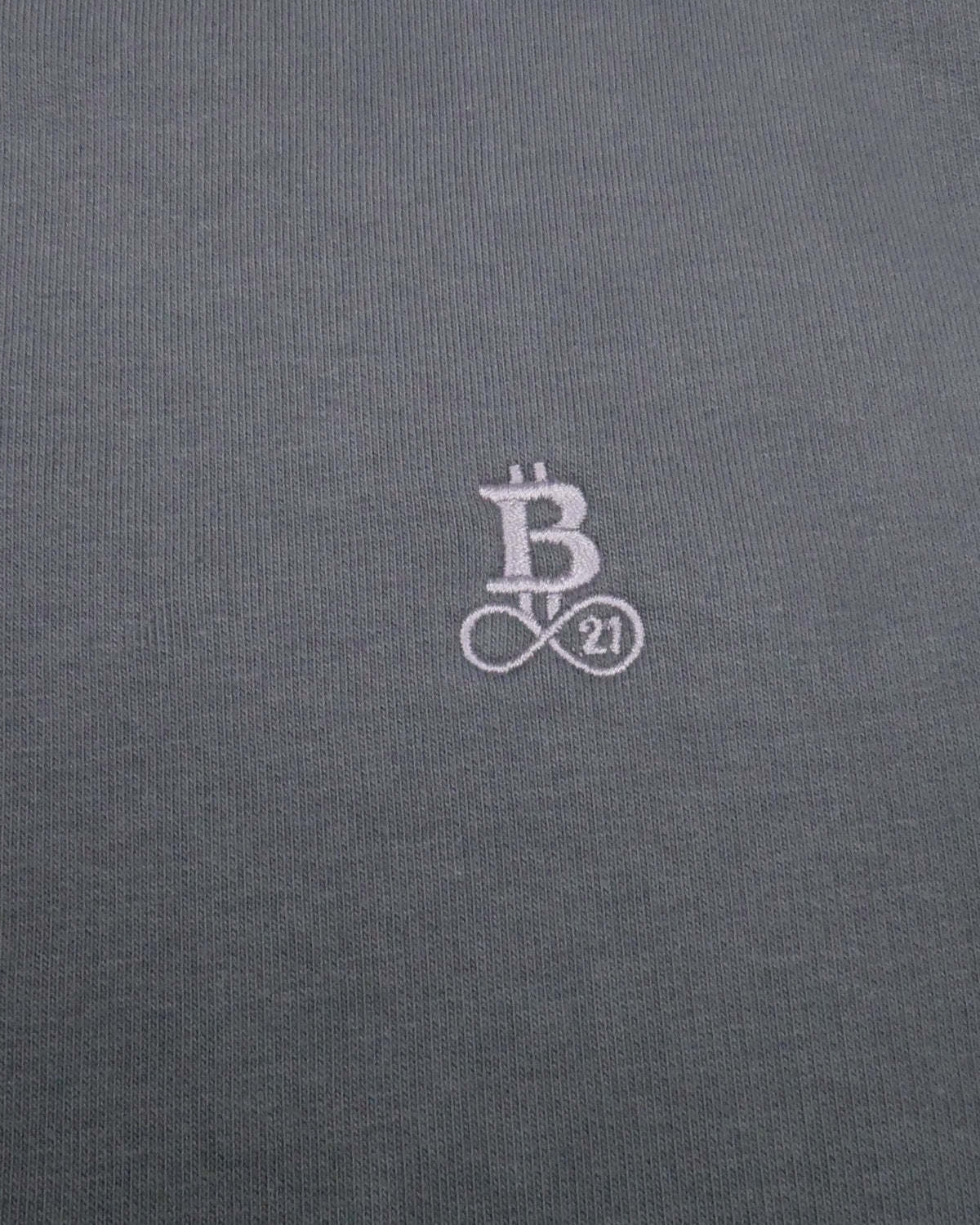 Bitcoin Sweatshirt Privacy in Dark Grey, close-up of the tone-on-tone embroidered Bitcoin21 logo