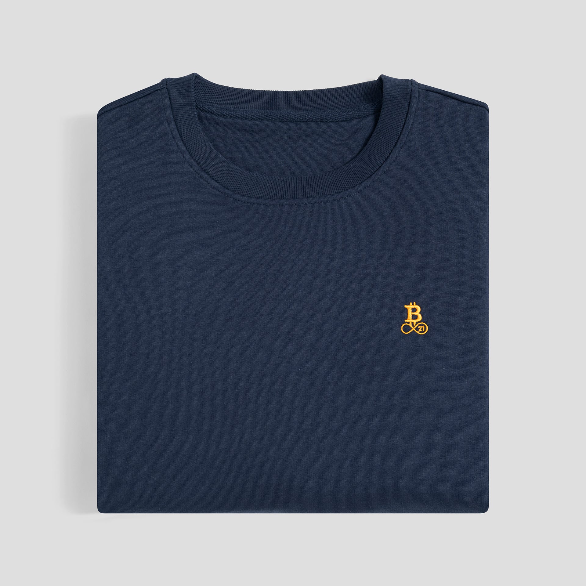 Felpa Bitcoin navy da uomo in misto cotone pesante con logo arancione Bitcoin21, felpa piegata su fondo chiaro