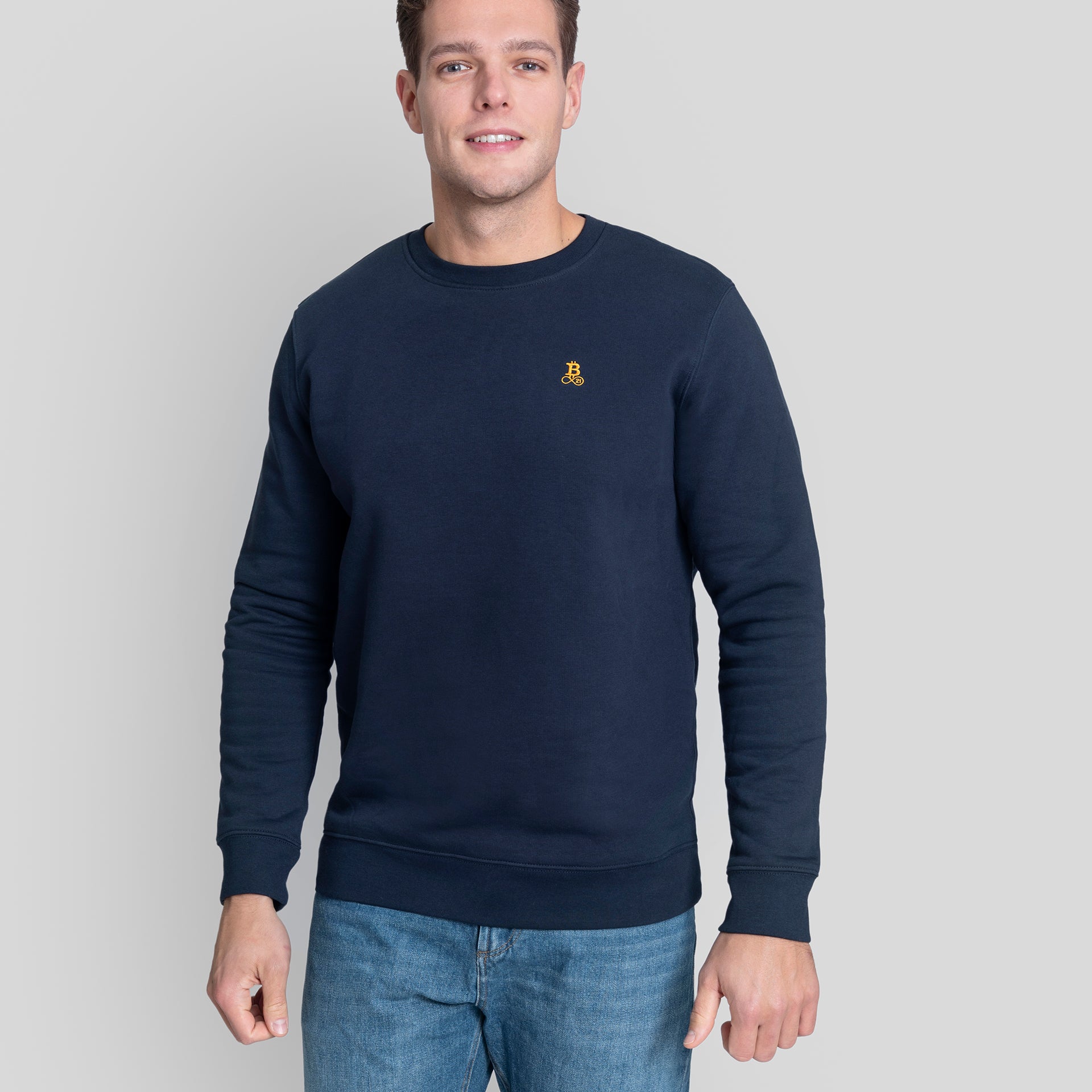 Bitcoin Sweatshirt navy für Herren aus schwerem Bio Baumwollmix mit orangefarbenem Bitcoin21 Logo auf der Brust, normaler Fit, Model 1,90 m trägt Größe XL