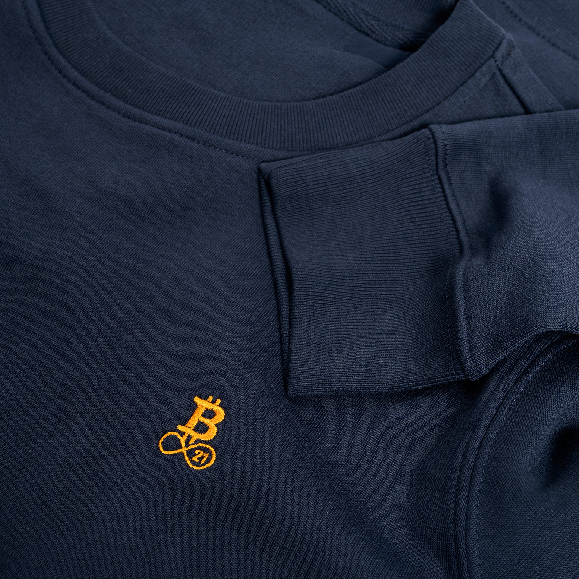 Felpa Bitcoin navy da uomo in misto cotone pesante, dettaglio di girocollo, polsini e logo Bitcoin21 ricamato in arancione