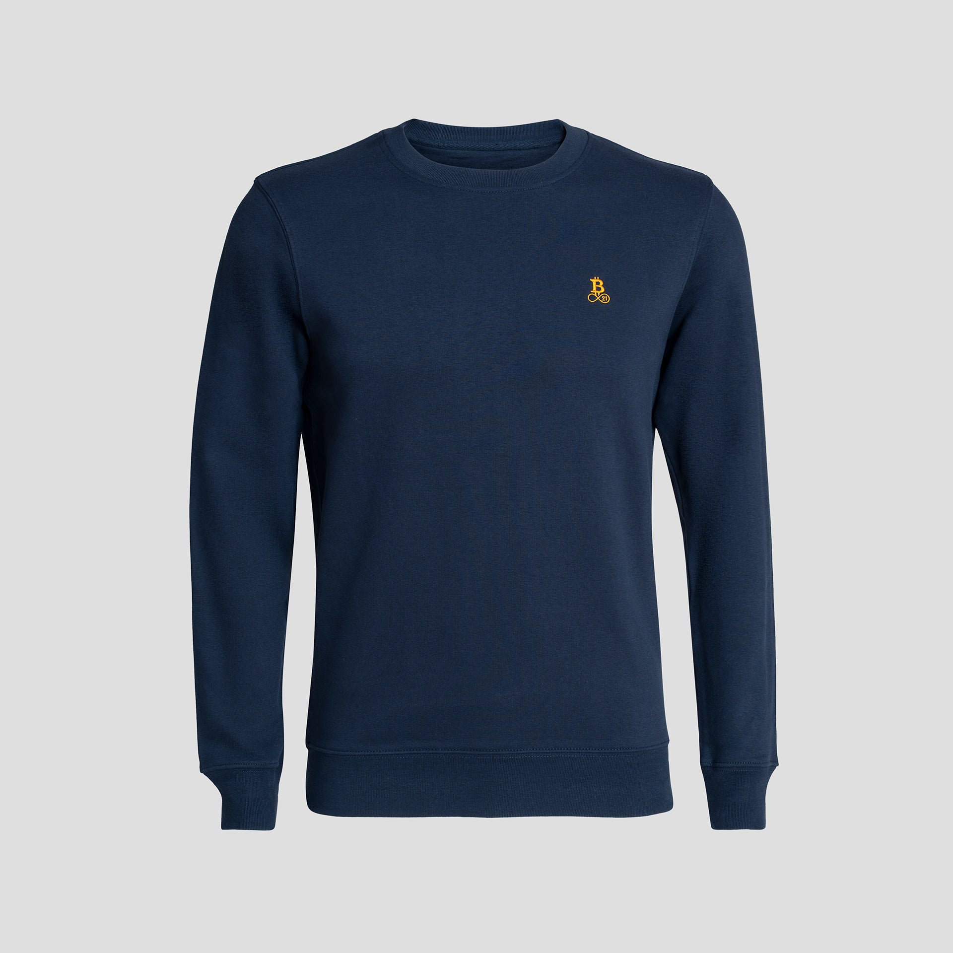 Bitcoin Sweatshirt navy für Herren aus schwerem Bio Baumwollmix mit orangefarbenem Bitcoin21 Logo auf der Brust, klassischer Rundhals Sweater freigestellt vor hellem Hintergrund