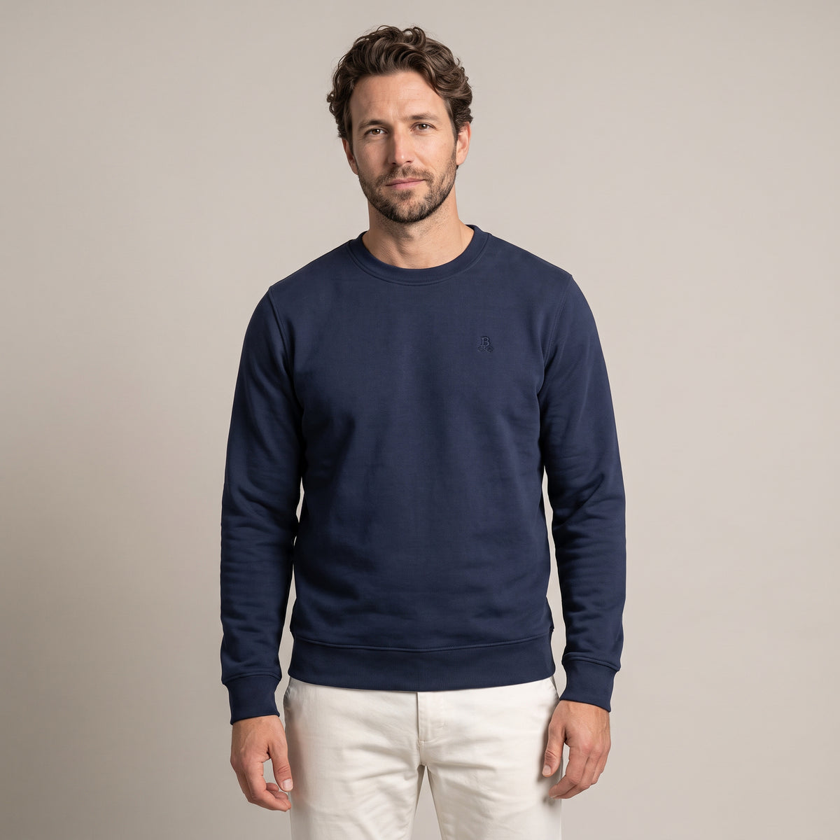 Bitcoin Sweatshirt Privacy in Navy, getragen, Vorderansicht mit Ton in Ton gesticktem Bitcoin21-Logo