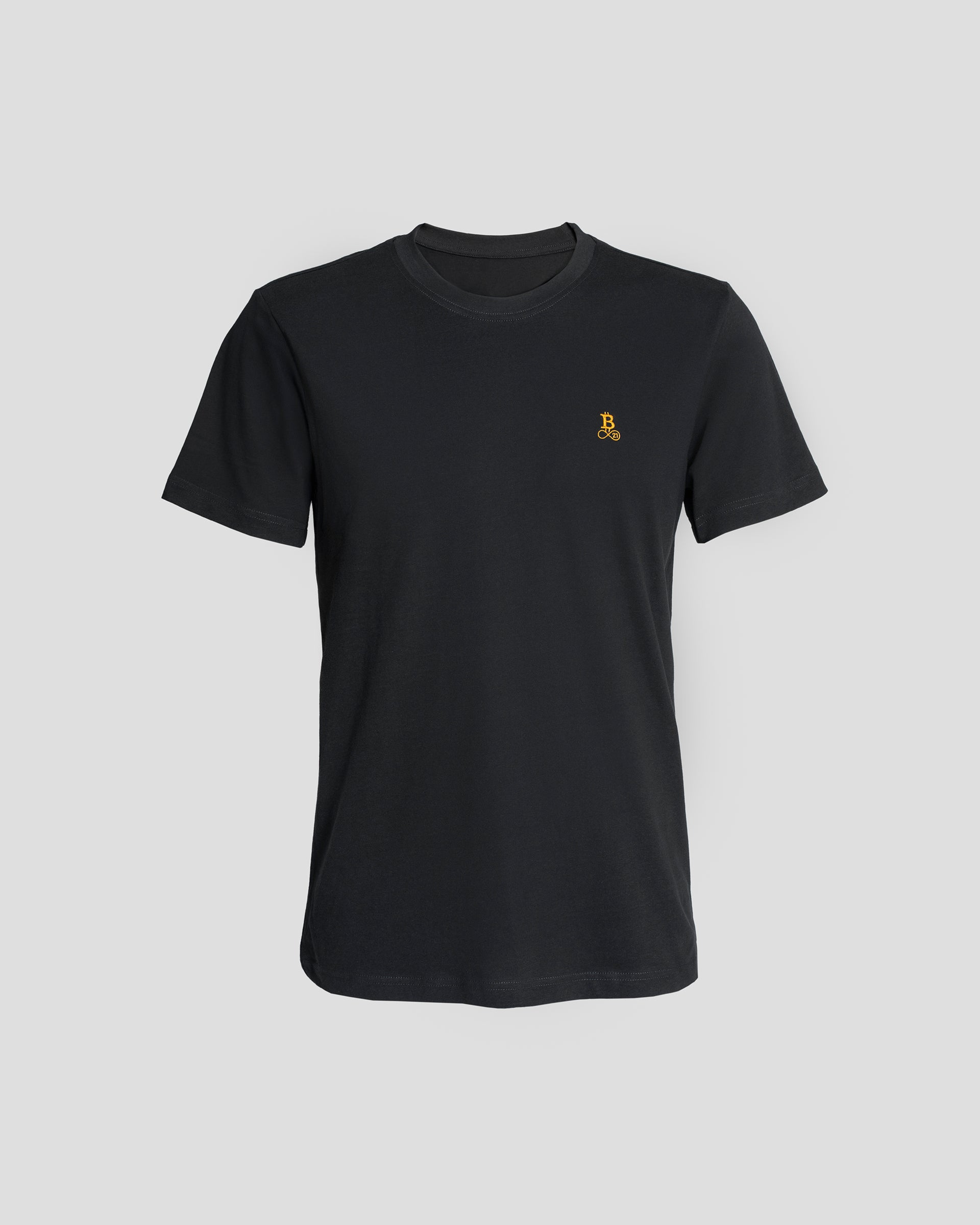 Bitcoin Basic T-Shirt schwarz für Herren mit gesticktem orangefarbenen Bitcoin21 Logo auf der Brust, klassisches Basic freigestellt vor hellem Hintergrund