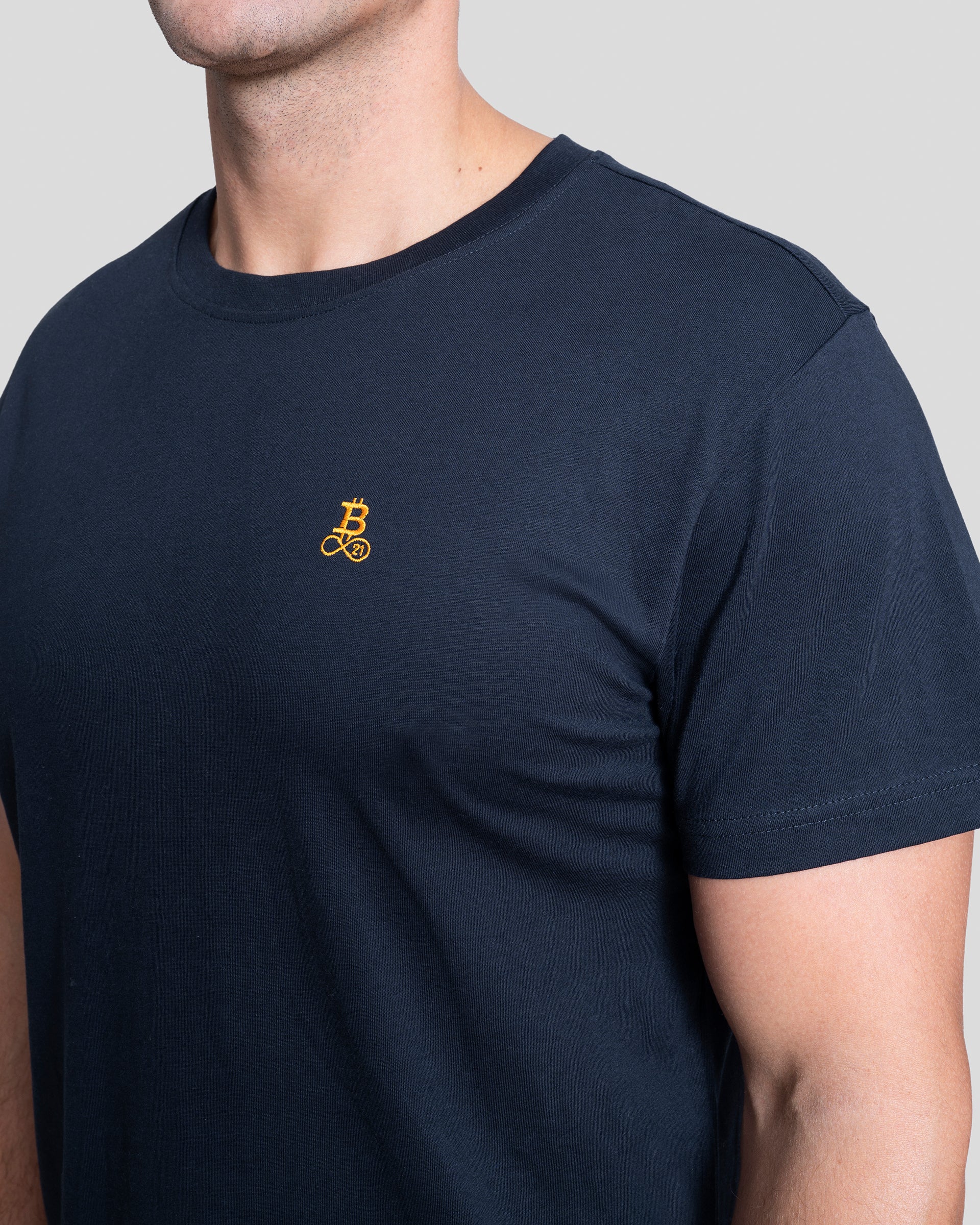 Bitcoin Basic T-Shirt navy für Herren, Nahaufnahme des gestickten orangefarbenen Bitcoin21 Logos auf der Brust