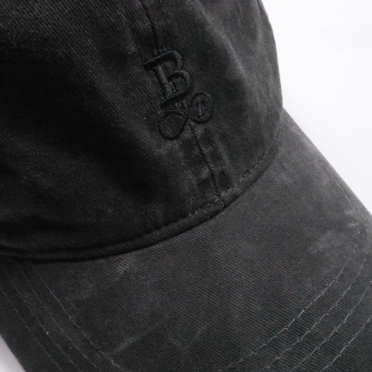 Washed Bitcoin Cap Privacy in Schwarz, Nahaufnahme des Ton in Ton gestickten Bitcoin21-Logos