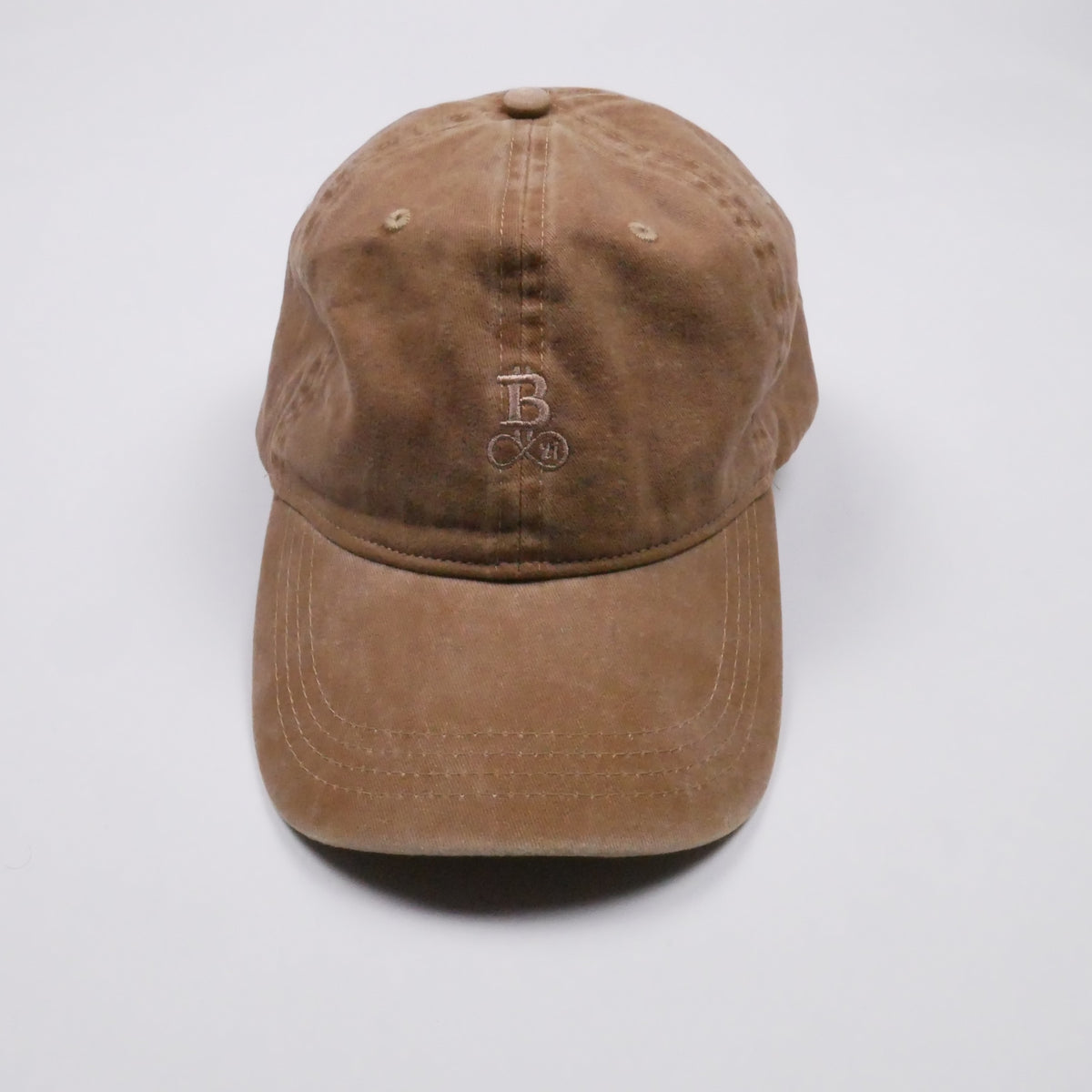 Washed Bitcoin Cap Privacy in Dark Camel, Vorderansicht mit Ton in Ton gesticktem Bitcoin21-Logo auf dem Frontpanel