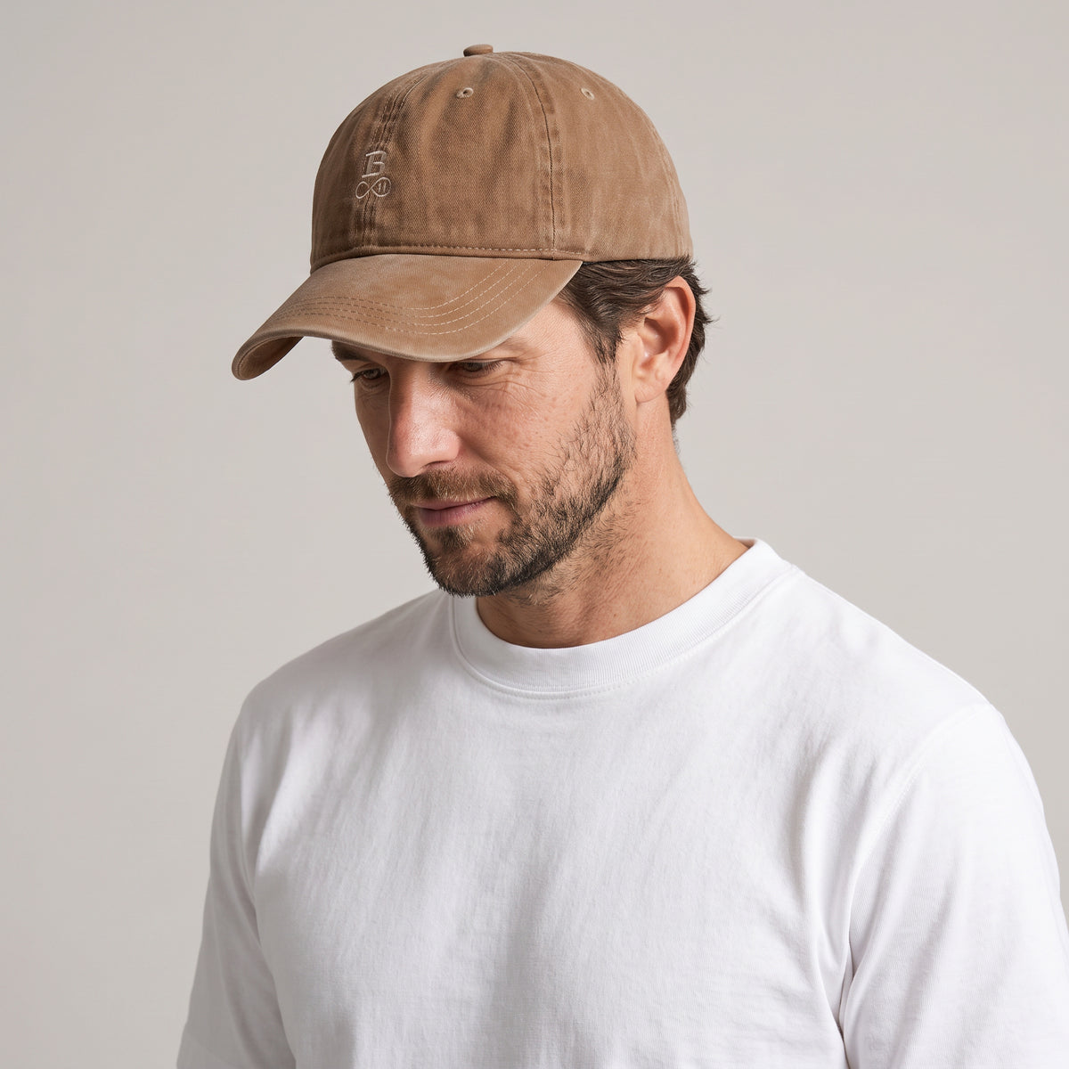 Washed Bitcoin Cap Privacy in Dark Camel, getragen, Vorderansicht mit Ton in Ton gesticktem Bitcoin21-Logo