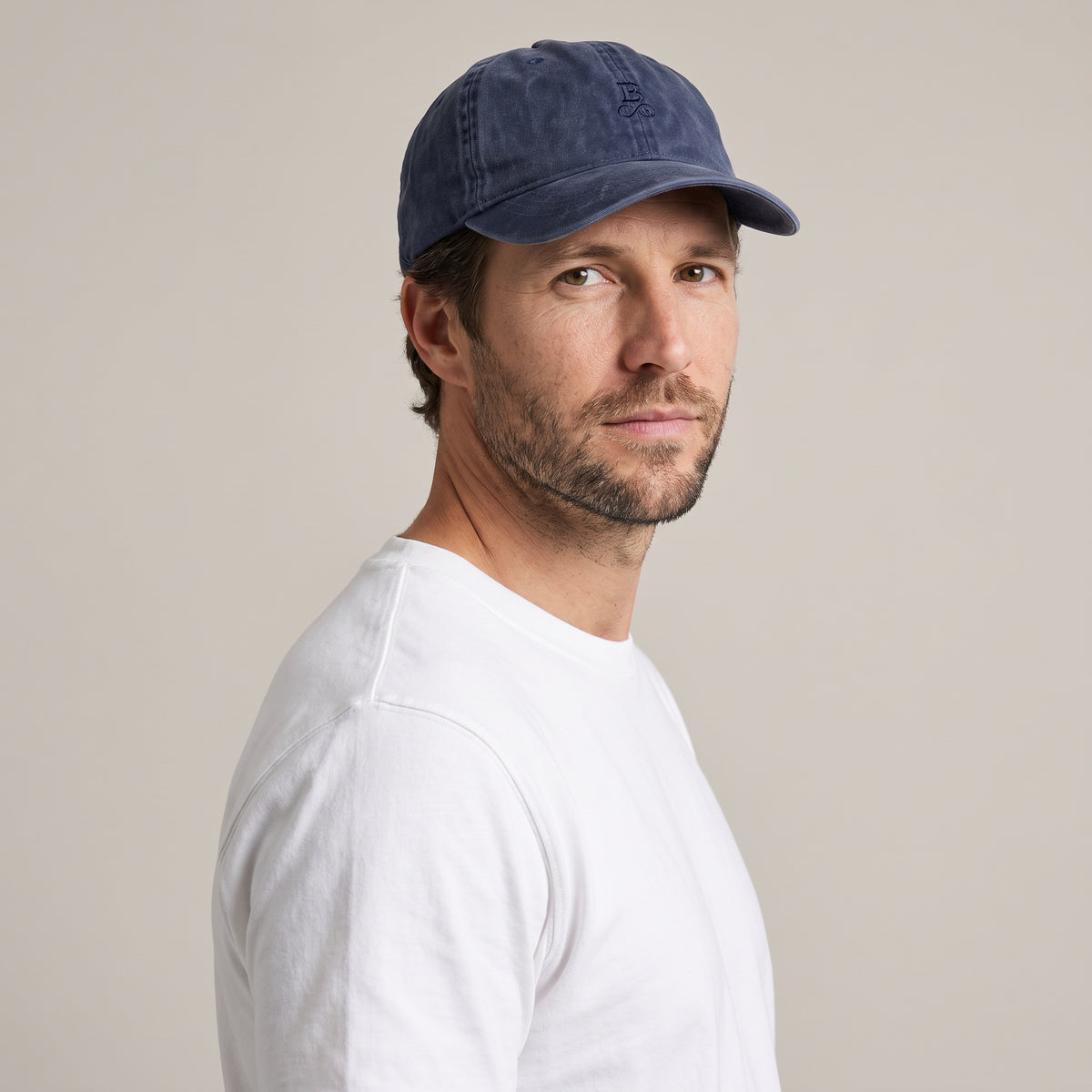 Washed Bitcoin Cap Privacy in Navy Blue, getragen, Vorderansicht mit Ton in Ton gesticktem Bitcoin21-Logo
