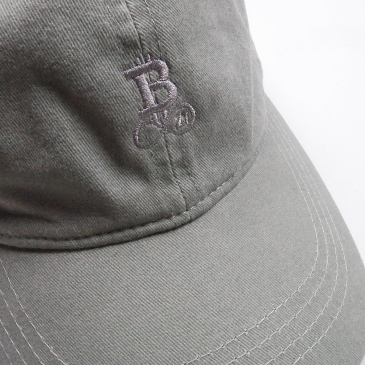 Washed Bitcoin Cap Privacy in Almond Green, Nahaufnahme des Ton in Ton gestickten Bitcoin21-Logos
