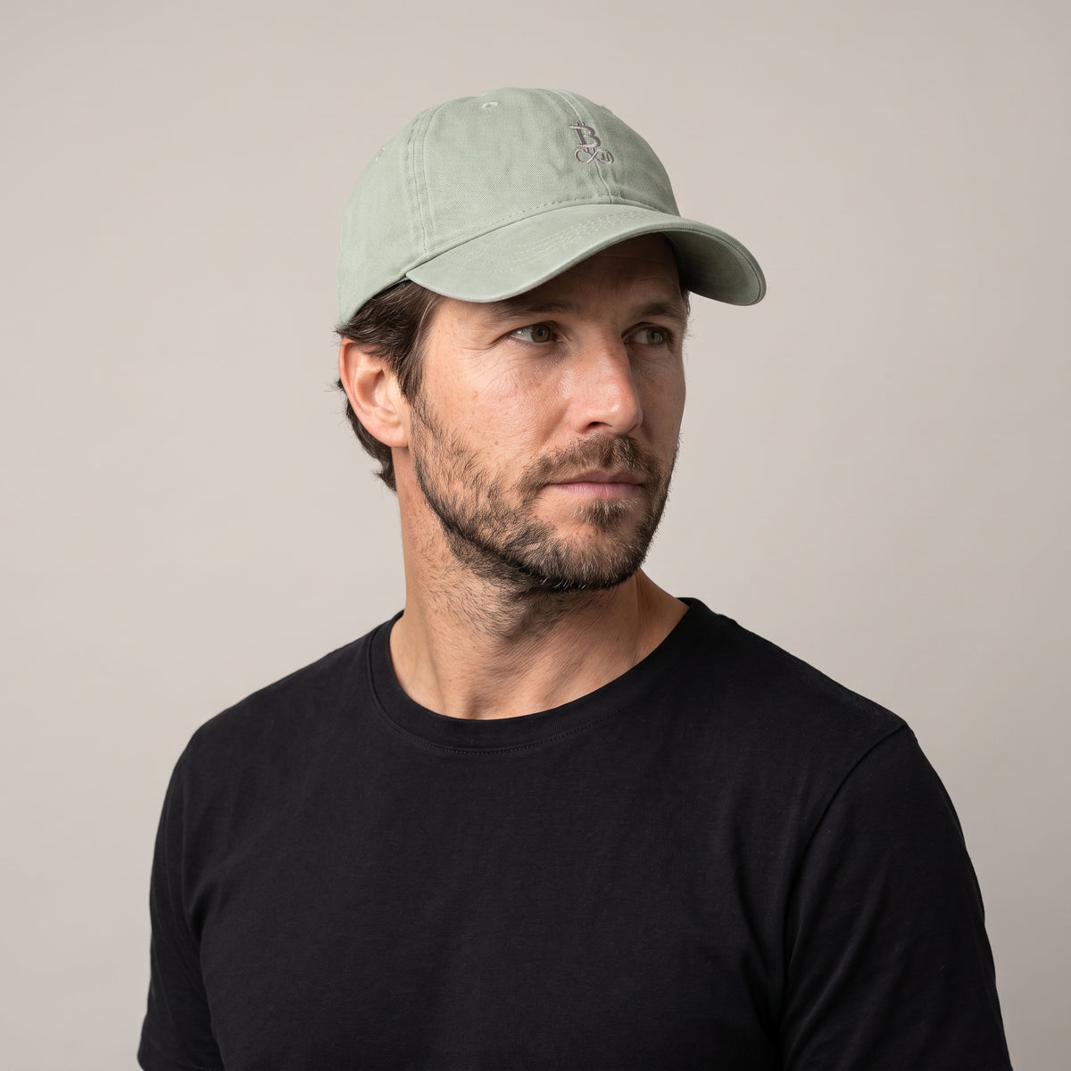 Washed Bitcoin Cap Privacy in Almond Green, getragen, Vorderansicht mit Ton in Ton gesticktem Bitcoin21-Logo