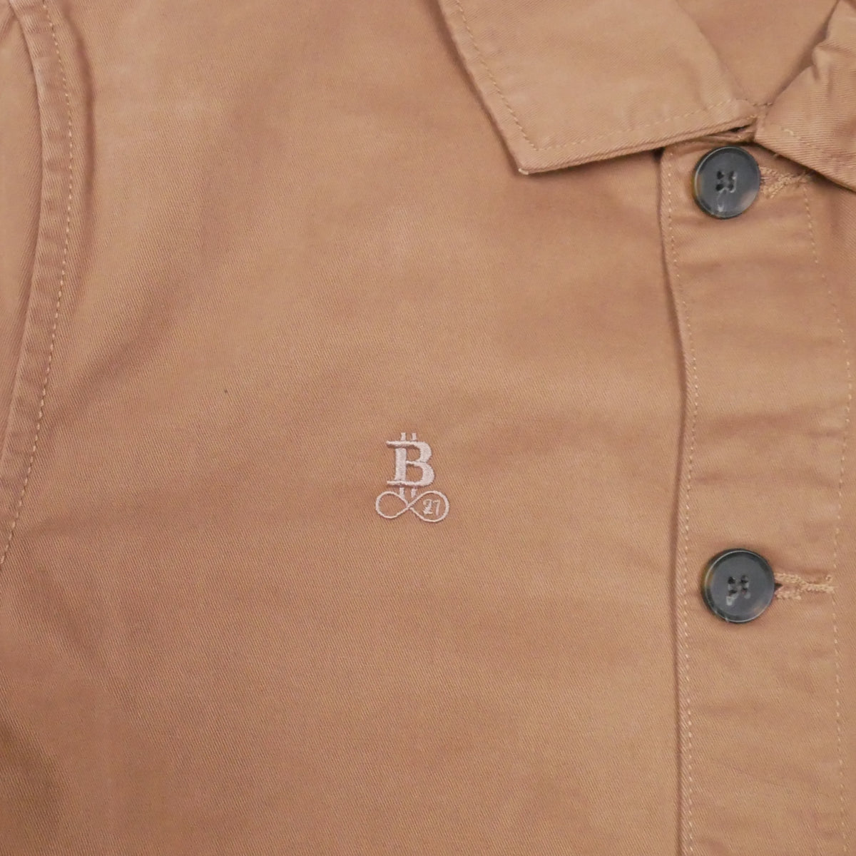 Bitcoin Worker Jacket Privacy in Washed Dark Camel, Nahaufnahme des Ton in Ton gestickten Bitcoin21-Logos