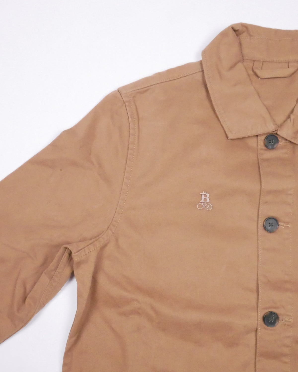 Bitcoin Worker Jacket Privacy in Washed Dark Camel, detail of collar and shoulder