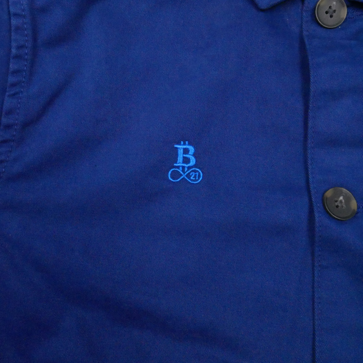 Bitcoin Worker Jacket Privacy in Washed Indigo, Nahaufnahme des Ton in Ton gestickten Bitcoin21-Logos