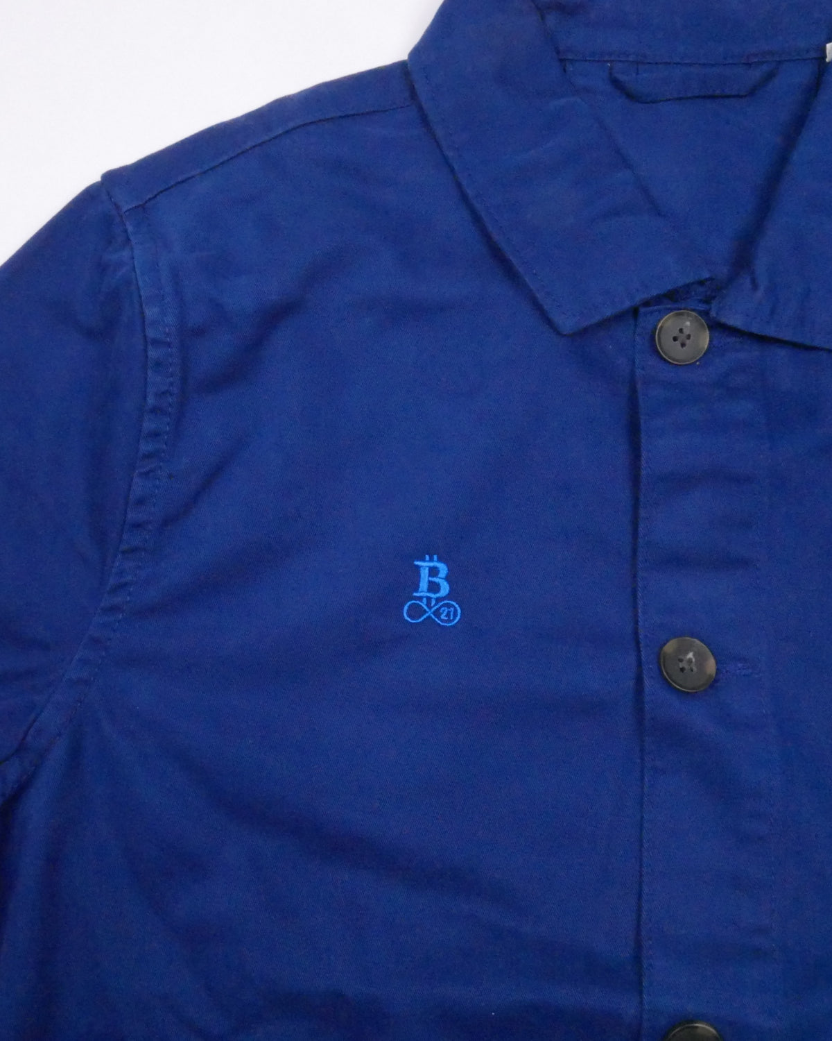 Bitcoin Worker Jacket Privacy in Washed Indigo, detail of collar and shoulder