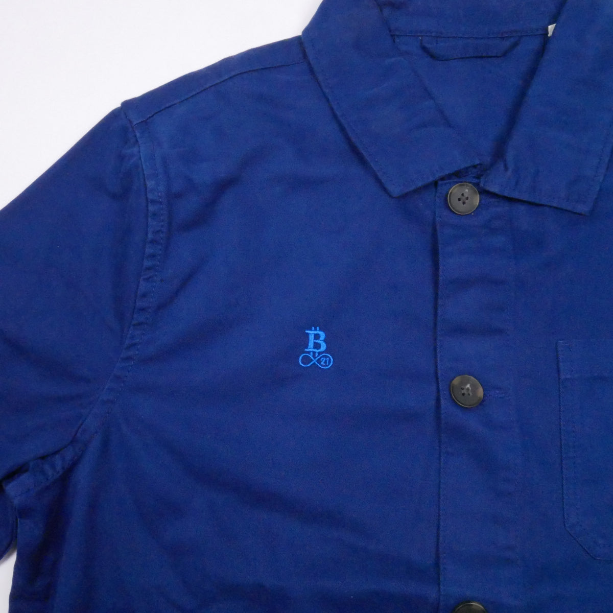 Bitcoin Worker Jacket Privacy in Washed Indigo, Detail von Kragen und Schulter
