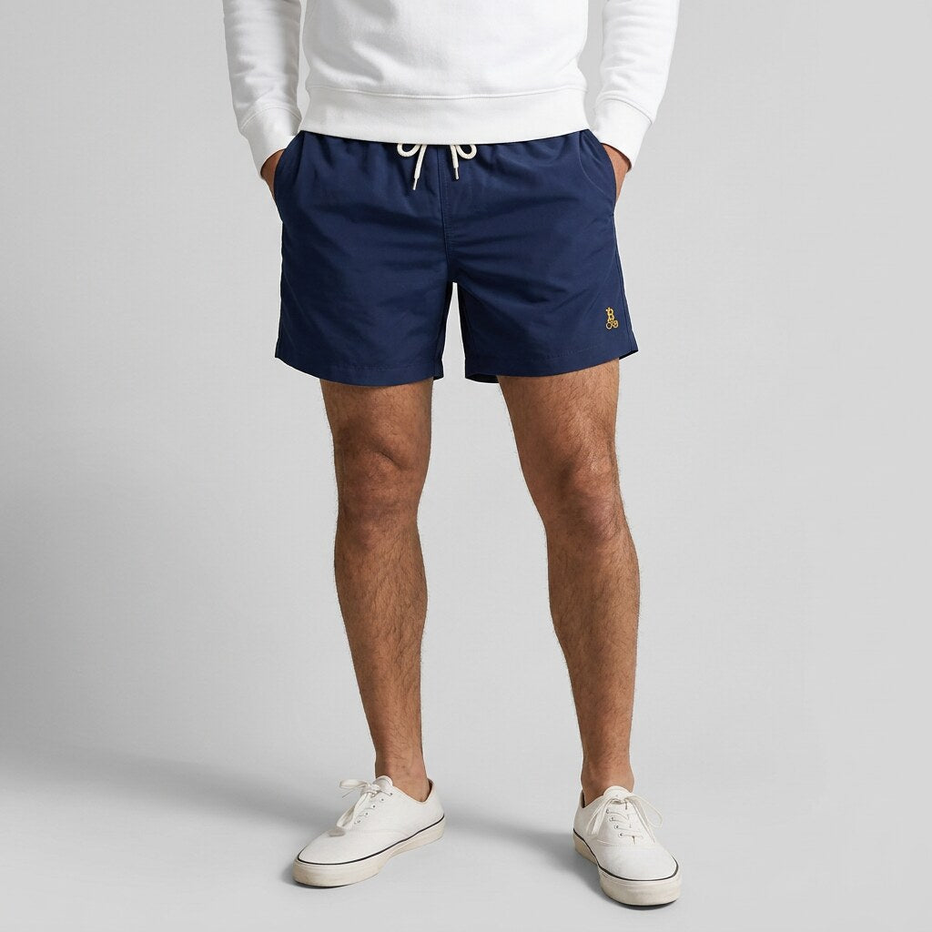Bitcoin Badehose mit gesticktem Bitcoin21 Logo, Lifestyle-Aufnahme am Strand