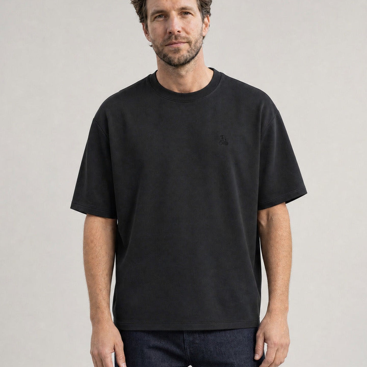 Hombre con la Camiseta oversize Bitcoin Privacy - Negro — logo Bitcoin21 bordado tono sobre tono en el pecho, vista frontal