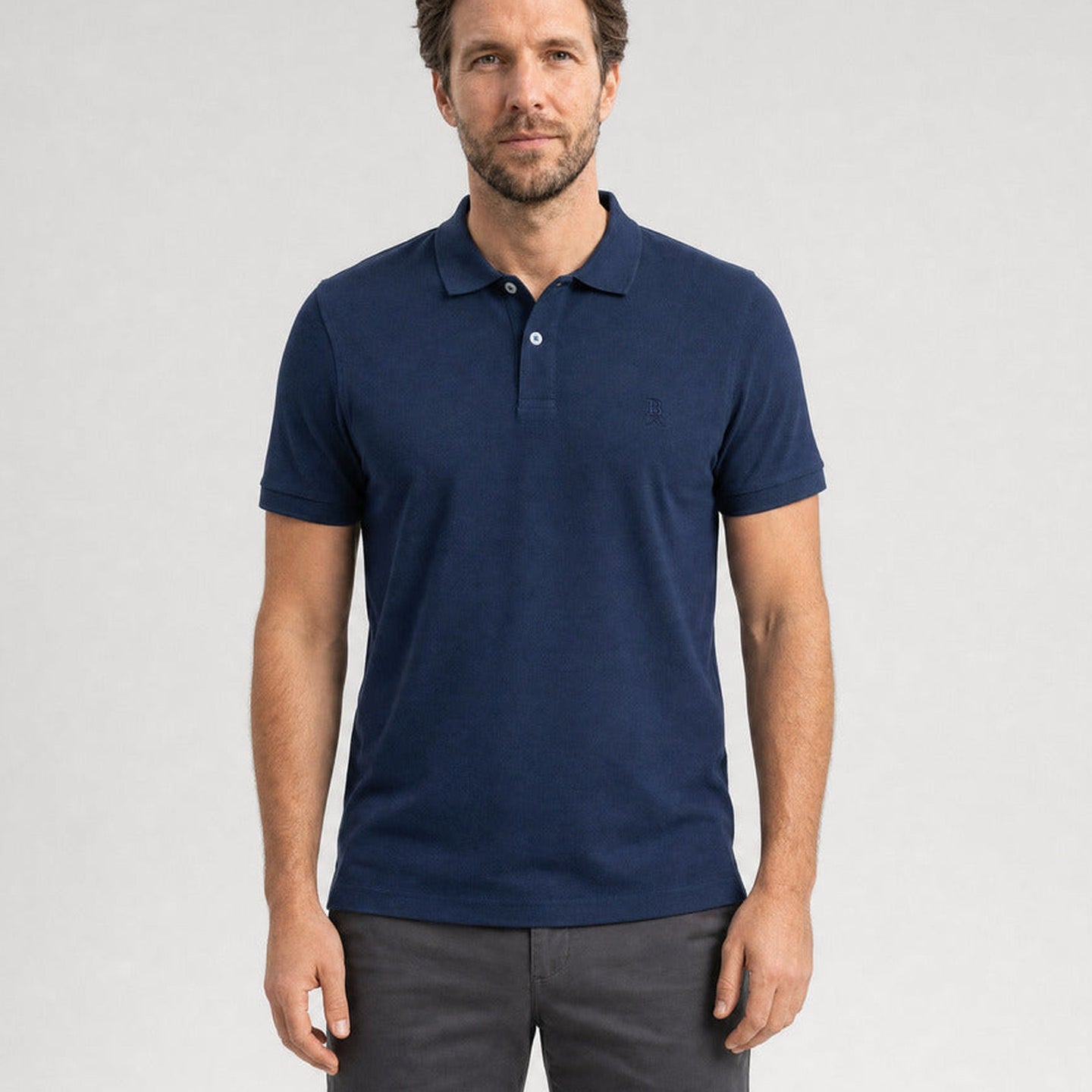 Hombre con el Polo Bitcoin Privacy - Azul marino de algodón piqué — logo Bitcoin21 bordado tono sobre tono, vista frontal