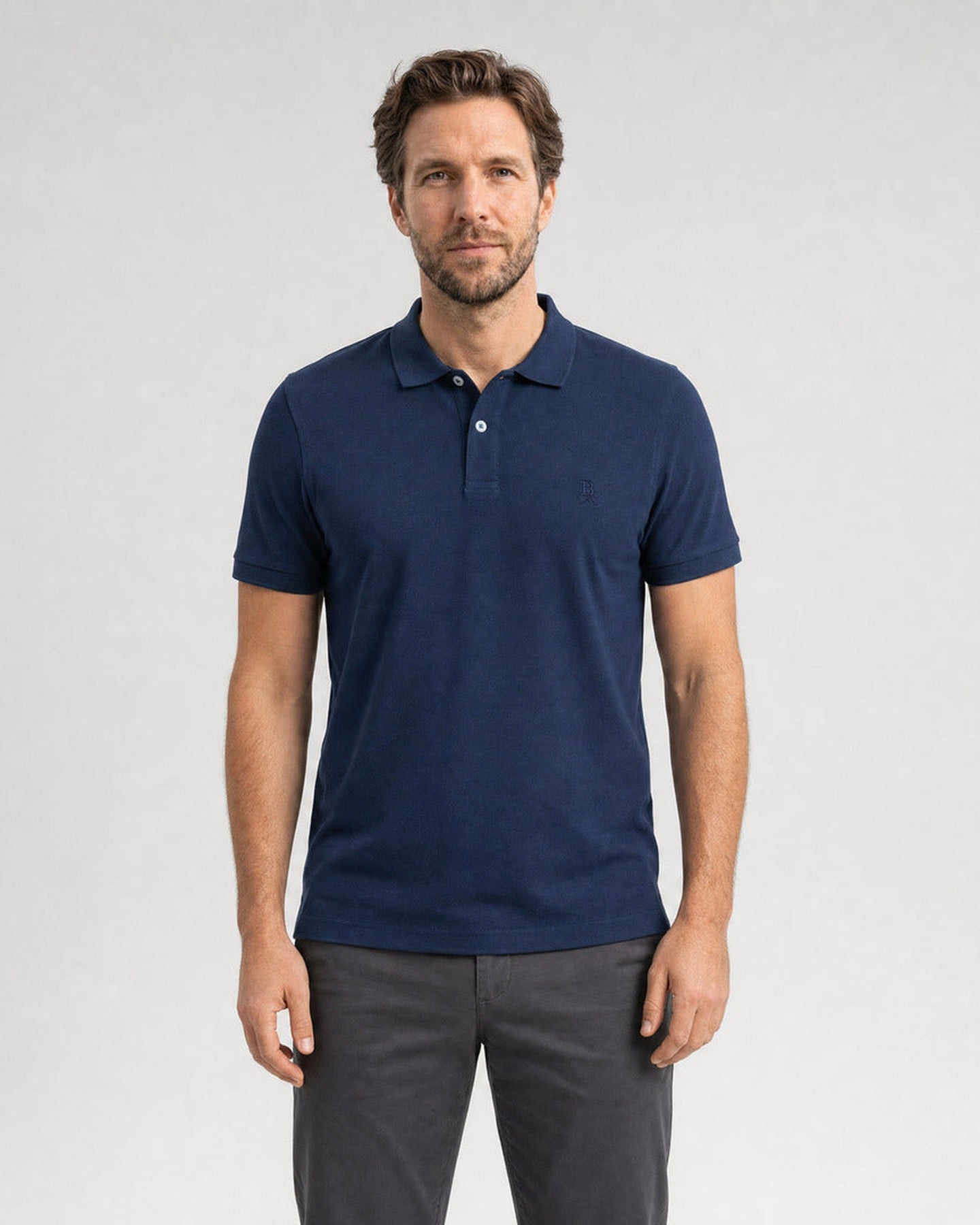 Hombre con el Polo Bitcoin Privacy - Azul marino de algodón piqué — logo Bitcoin21 bordado tono sobre tono, vista frontal