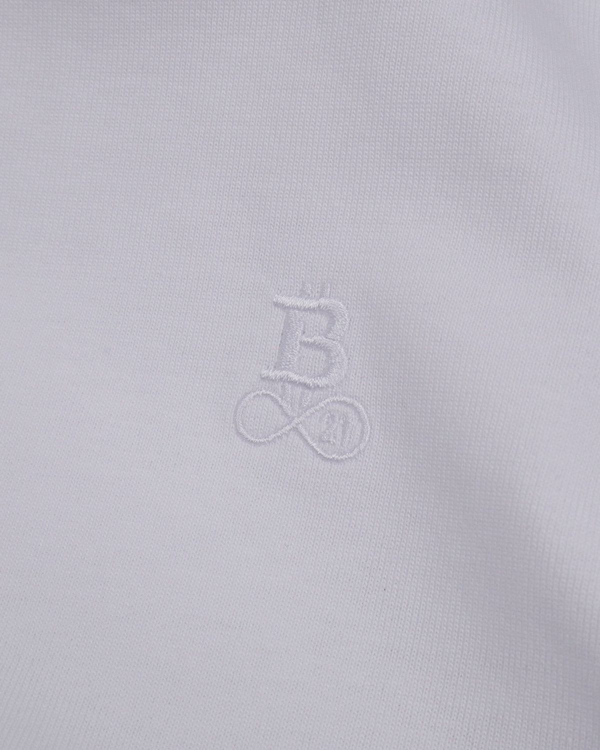 Bitcoin Basic T-Shirt Privacy in white, 100% organic cotton, detail of the tone-on-tone embroidered Bitcoin21 logo
