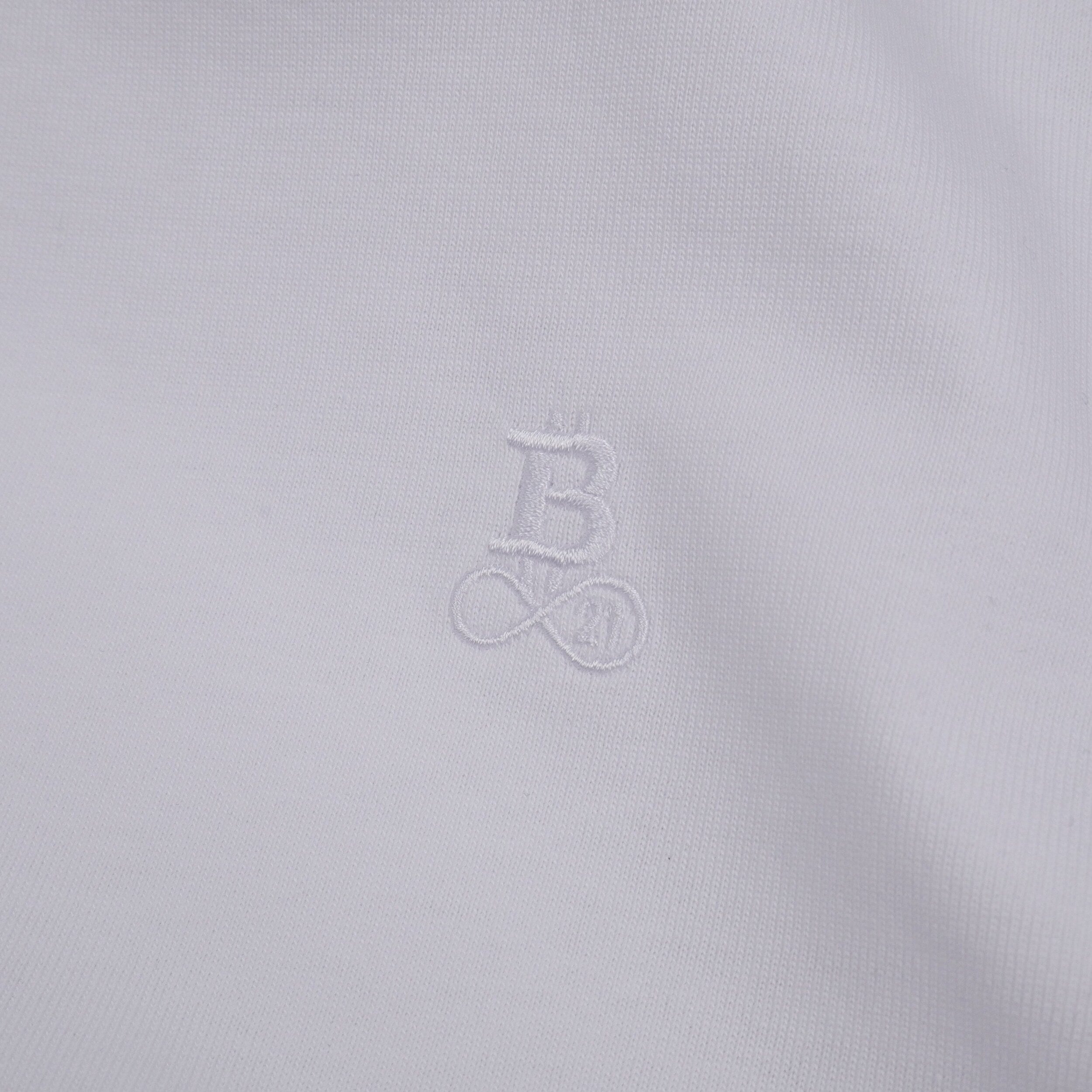 Bitcoin Basic T-Shirt Privacy in white, 100% organic cotton — detail of the tone-on-tone embroidered Bitcoin21 logo