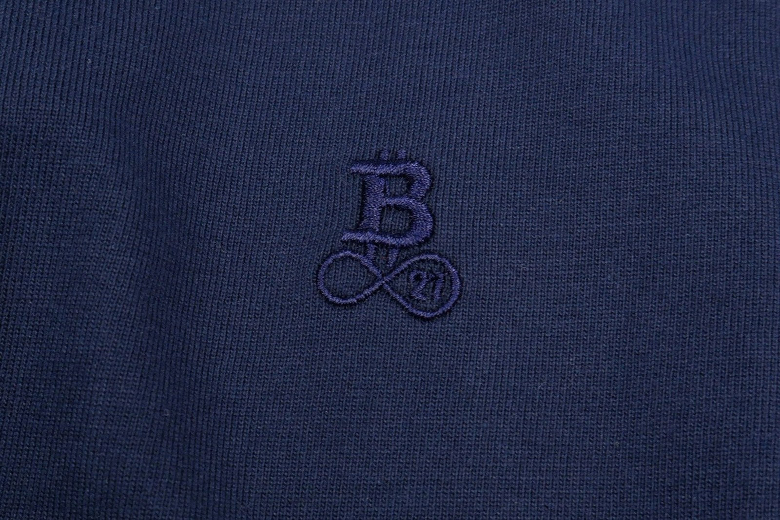 Ton-i-ton broderet Bitcoin21-logo på Navy — den diskrete kode for Bitcoin-livsstilen