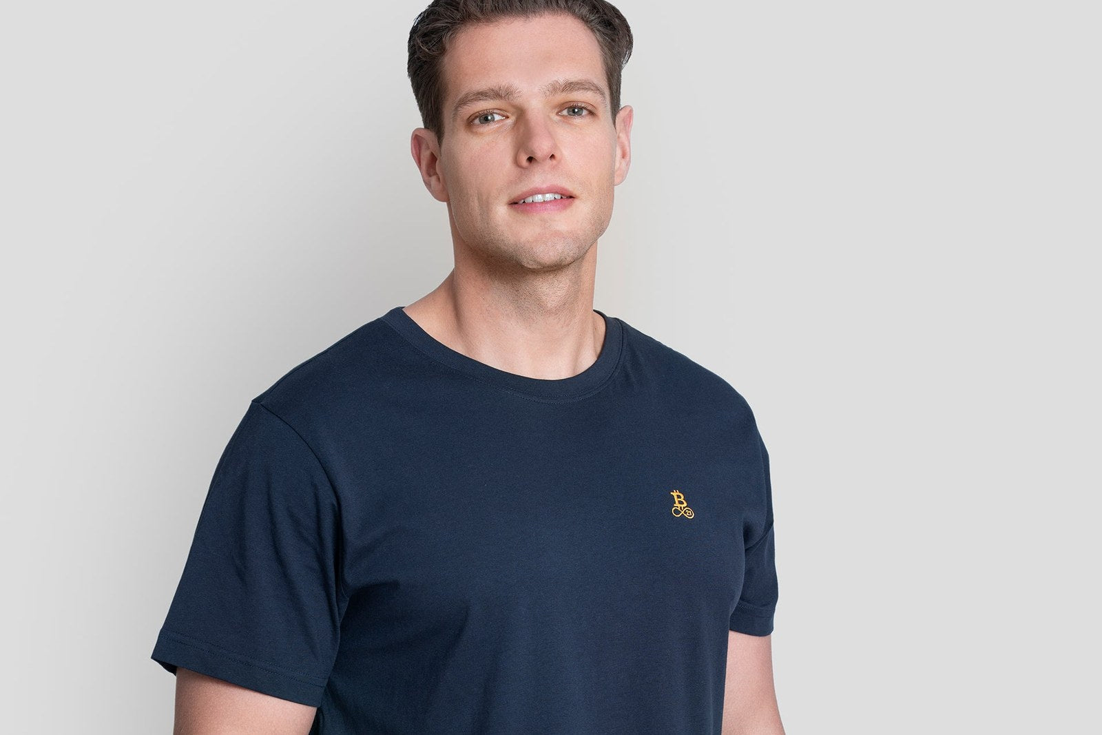 Model i Bitcoin T-shirt i Navy med broderet logo i orange — Bitcoin-tøj fra Bitcoin21