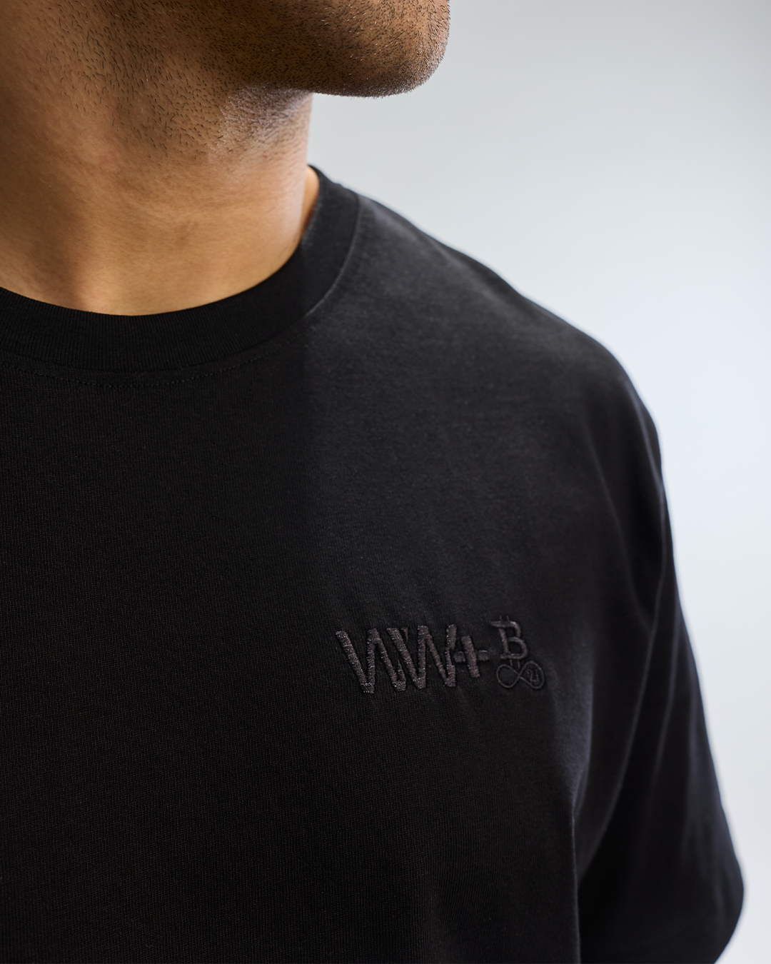 WeWill+ Bitcoin T-Shirt Black Privacy – Detailansicht Stoff/Passform in Schwarz