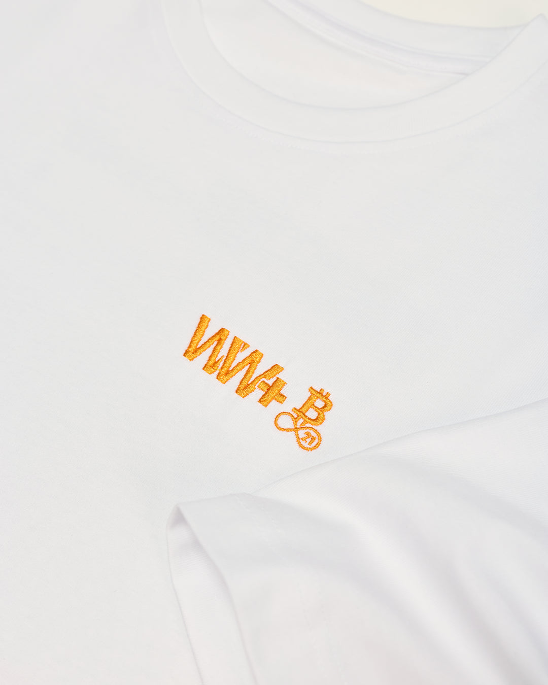 WeWill+ Bitcoin T-Shirt White – Detailansicht Stoff/Passform in Schwarz WeWill+ Bitcoin T-Shirt Black Privacy – Detailansicht Stoff/Passform in Weiß