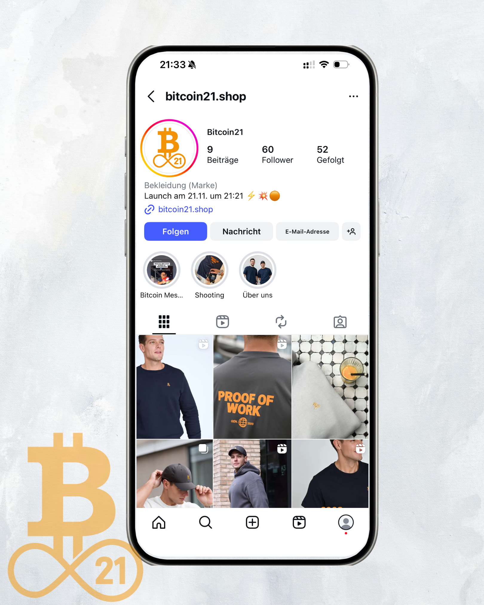 Bitcoin21 Instagram Profil auf Smartphone, Branding und Logo in Orange, Vorstellung als „The Bitcoin apparel brand“ mit Claims wie „Wear your Bitcoin mindset“ und Post zur „Privacy T-Shirt“ Kollektion – moderne Bitcoin Clothing Brand, hochwertiges Bitcoin Apparel, Minimalist Fashion für Bitcoiner.