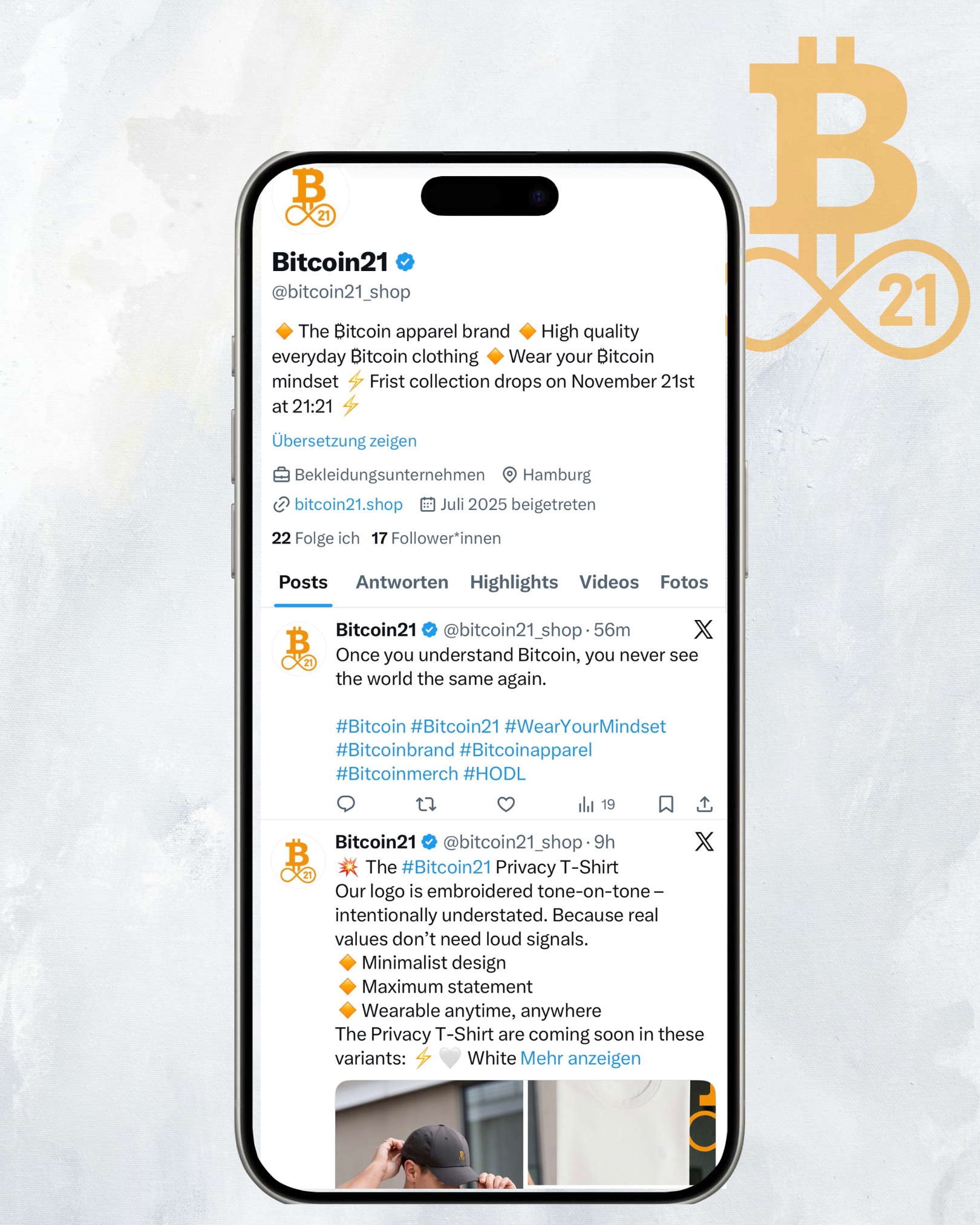 Bitcoin21 Twitter Profil auf Smartphone, Branding und Logo in Orange, Vorstellung als „The Bitcoin apparel brand“ mit Claims wie „Wear your Bitcoin mindset“ und Post zur „Privacy T-Shirt“ Kollektion – moderne Bitcoin Clothing Brand, hochwertiges Bitcoin Apparel, Minimalist Fashion für Bitcoiner.