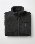 Bitcoin Sherpa-Jacke schwarz aus Teddy-Fleece mit gesticktem Bitcoin21 Logo, freigestellt vor hellem Hintergrund