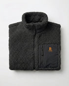 Bitcoin Sherpa-Jacke schwarz aus Teddy-Fleece mit gesticktem Bitcoin21 Logo, freigestellt vor hellem Hintergrund