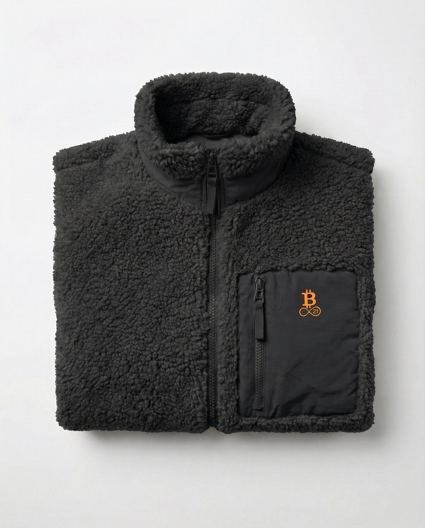 Bitcoin Sherpa-Jacke schwarz aus Teddy-Fleece mit gesticktem Bitcoin21 Logo, freigestellt vor hellem Hintergrund