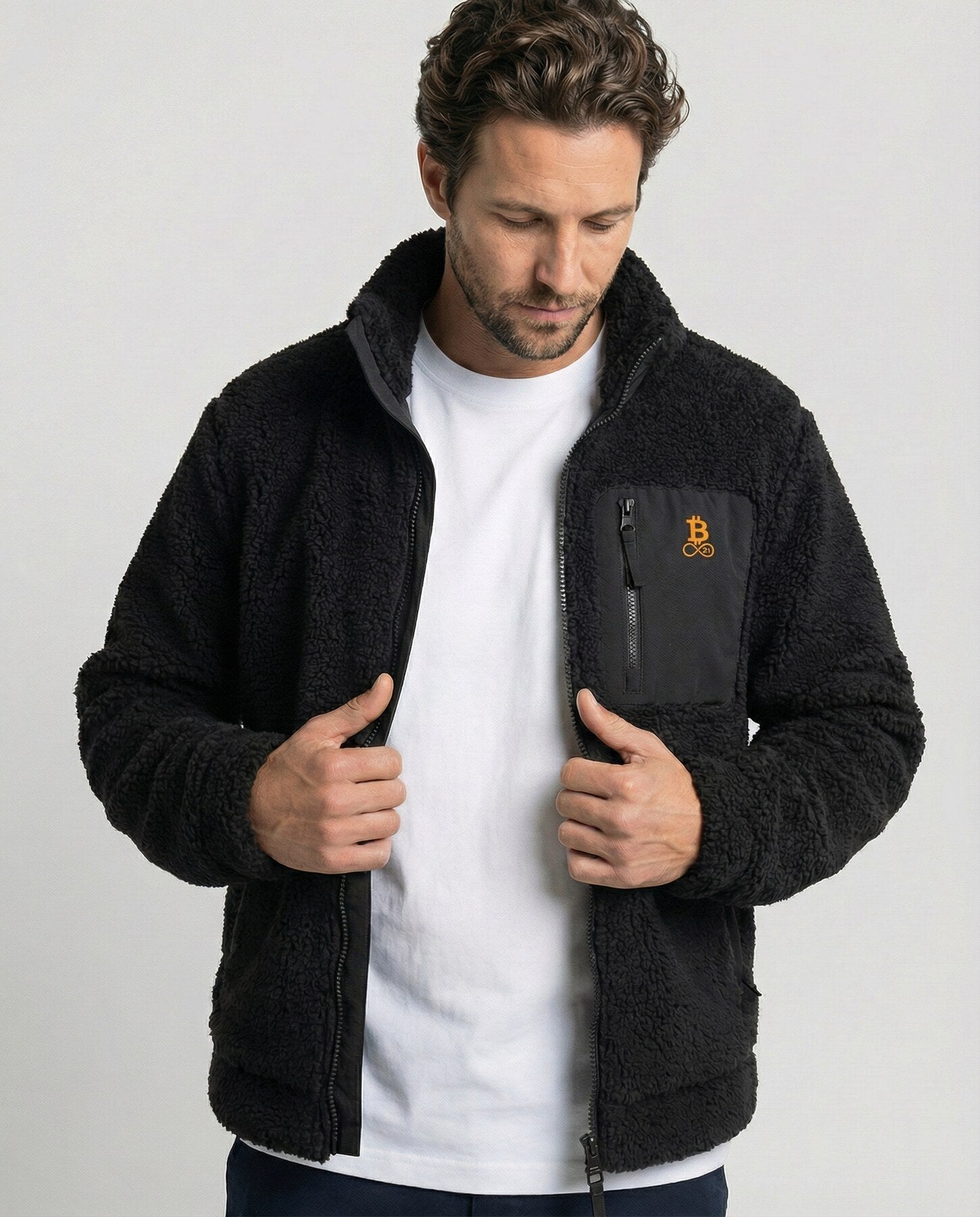 Bitcoin Sherpa-Jacke schwarz aus Teddy-Fleece, Frontansicht mit orangefarbenem Bitcoin21 Logo
