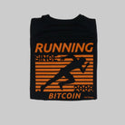 Bitcoin hardloopshirt Hal Finney in zwart, rugprint met oranje hardloper, RUNNING BITCOIN, 2009 en Hal Finney