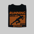 Bitcoin hardloopshirt Hal Finney in zwart, rugprint met oranje hardloper, RUNNING BITCOIN, 2009 en Hal Finney